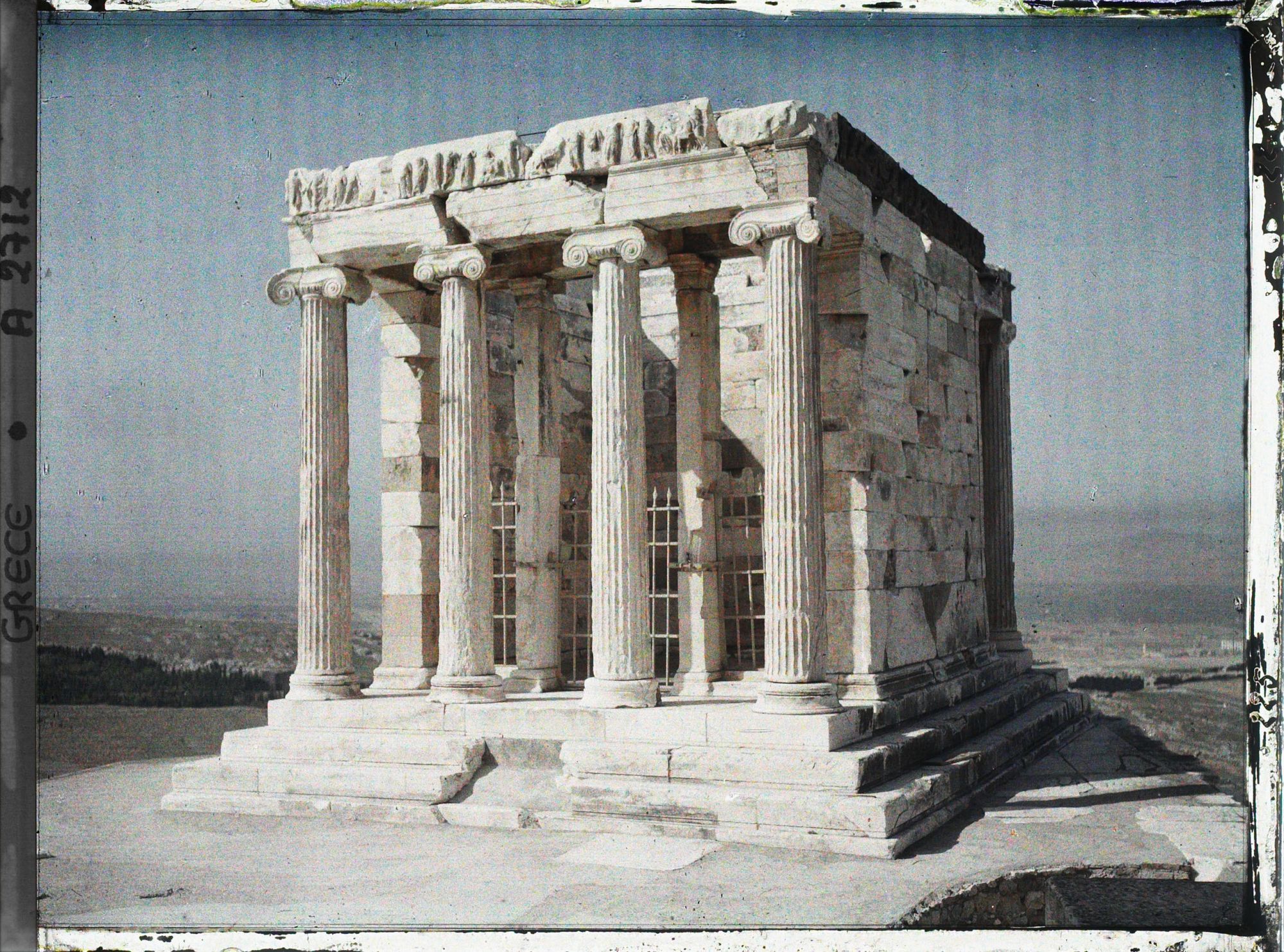 Image représentant Sur l'Acropole, le Temple d'Athéna Nike. La colonnade ionique de la façade est tournée vers l'Acropole