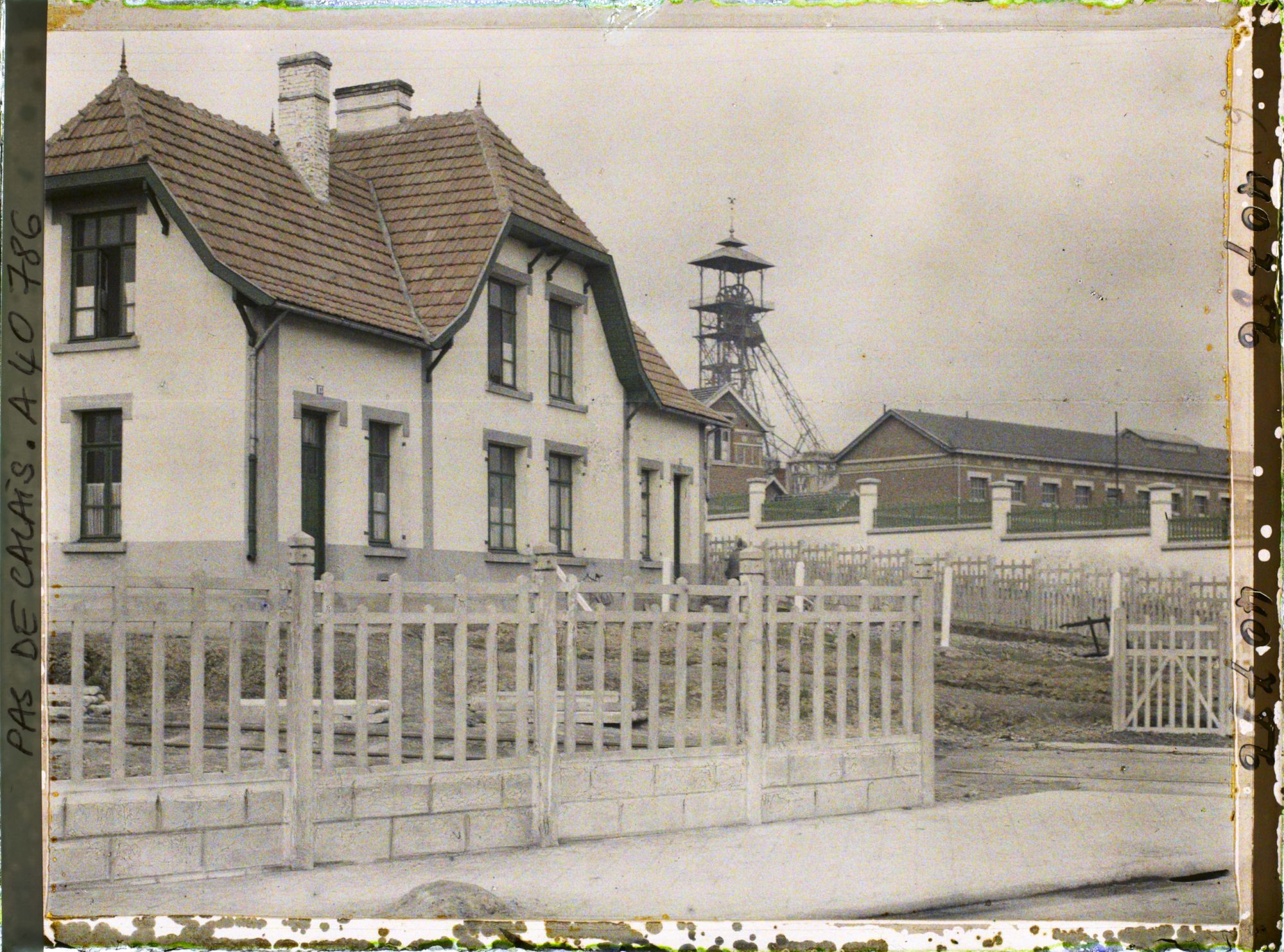 Image représentant France, Lens, Cité des Mines de Lens Une rue vers la fosse N° 2 Bis