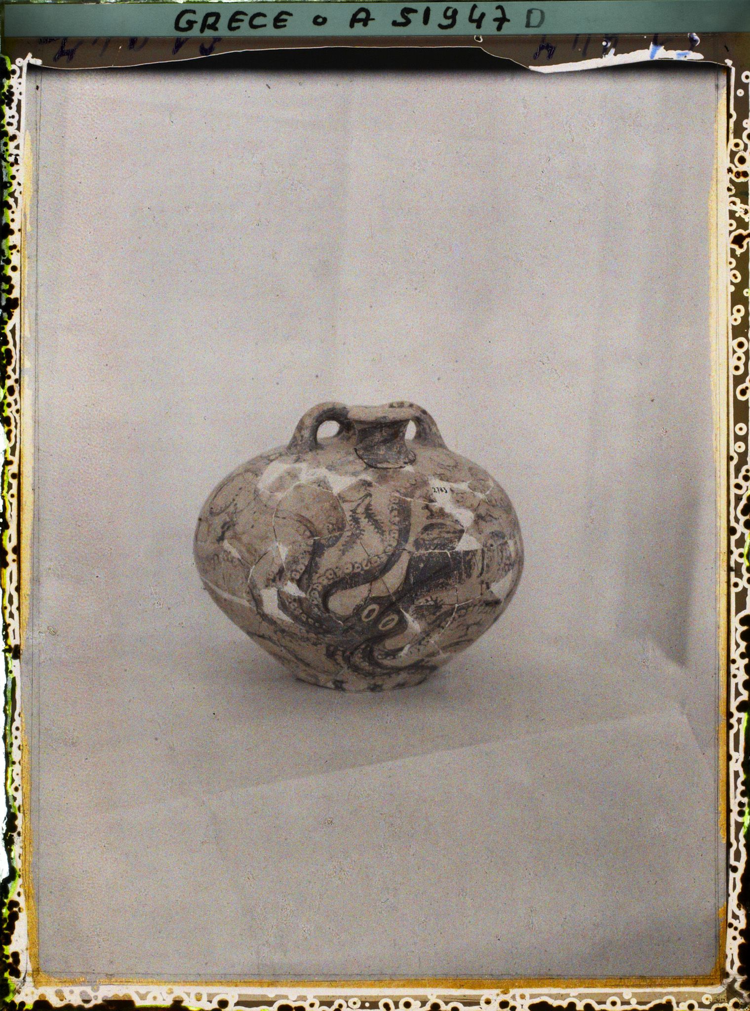 Image représentant Musée archéologique - Vase rond à petit col en terre cuite, orné d'un poulpe peint en noir, provenant de Gournia