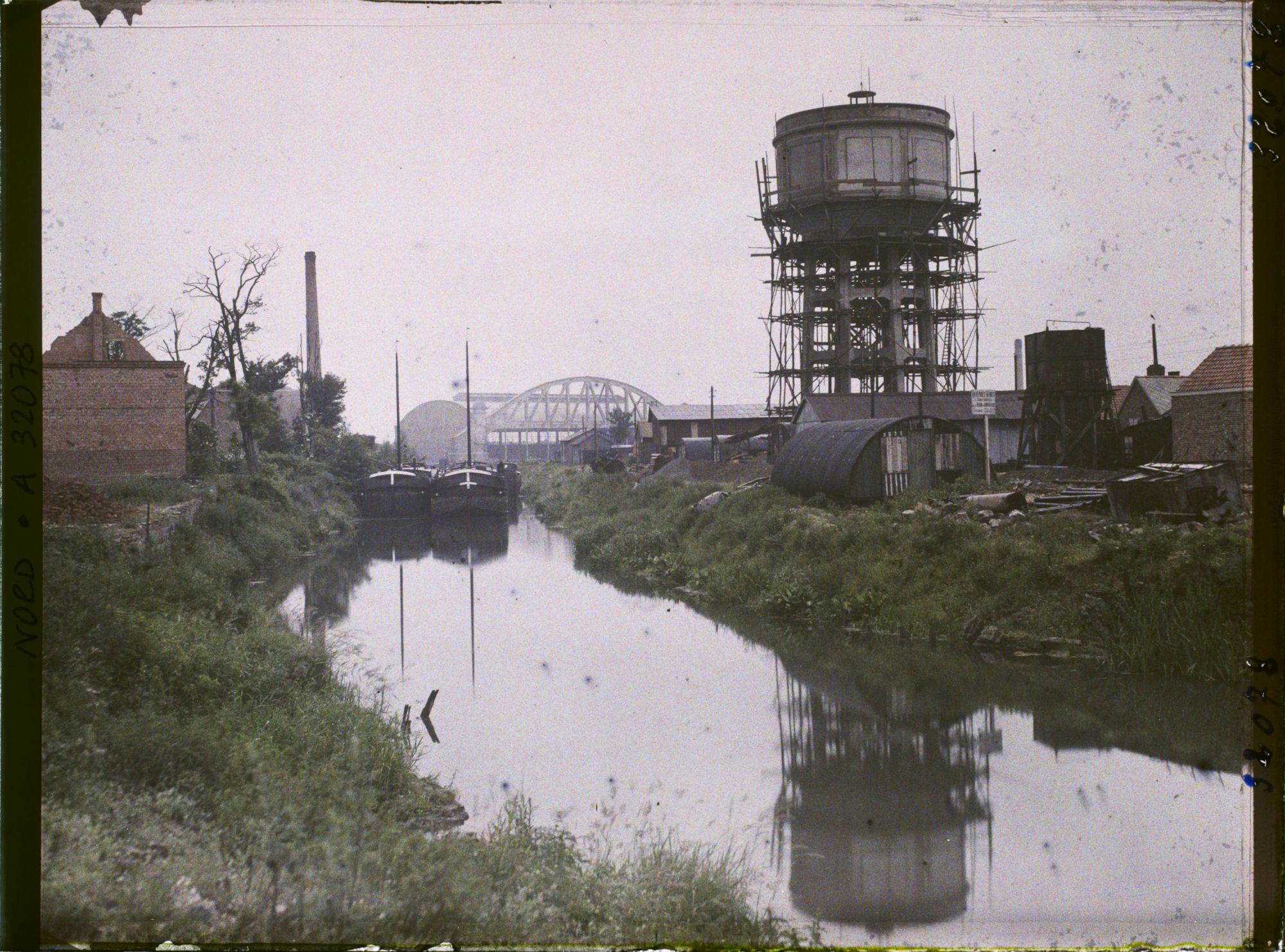 Image représentant France, Merville, Château d'eau et dans le fond, Construction d'un Chantier de péniches
