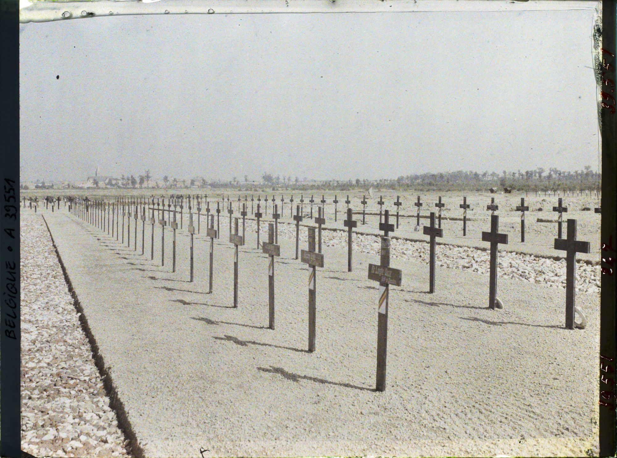 Image représentant Belgique, Font d'Houthulst, Cimetière Belge d'Houthulst dans le fond, le Village