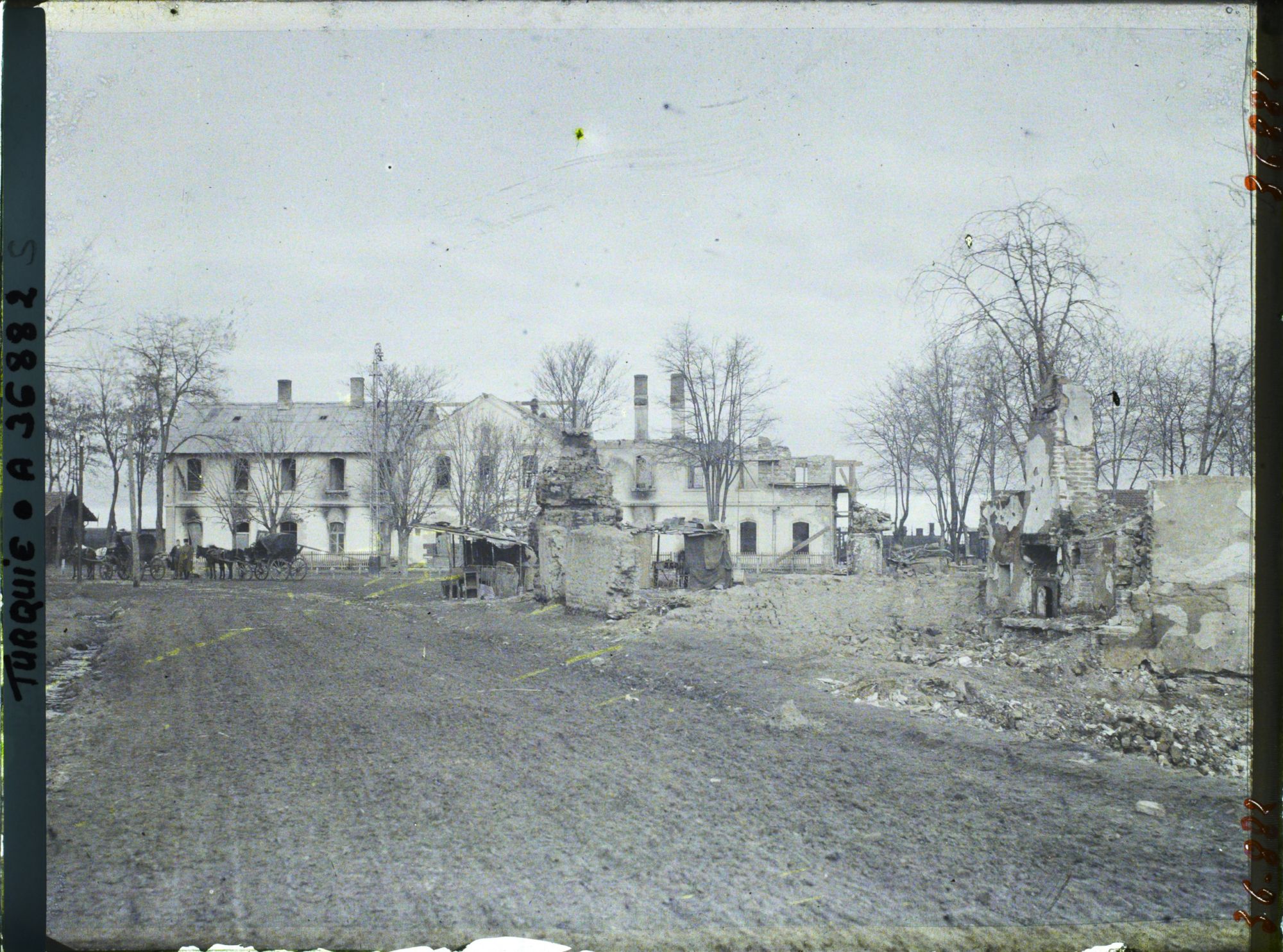 Image représentant Turquie, Eski-Ckehir, Une vue vers les ruines de la Gare