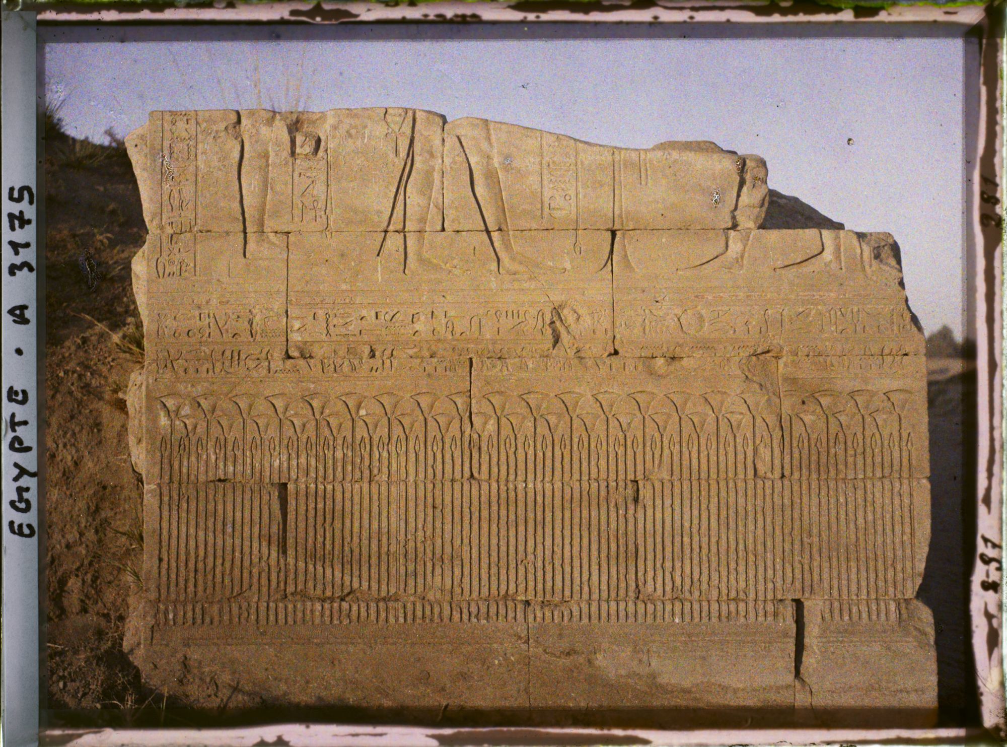 Image représentant Bas-relief à l'entrée du temple de Mout