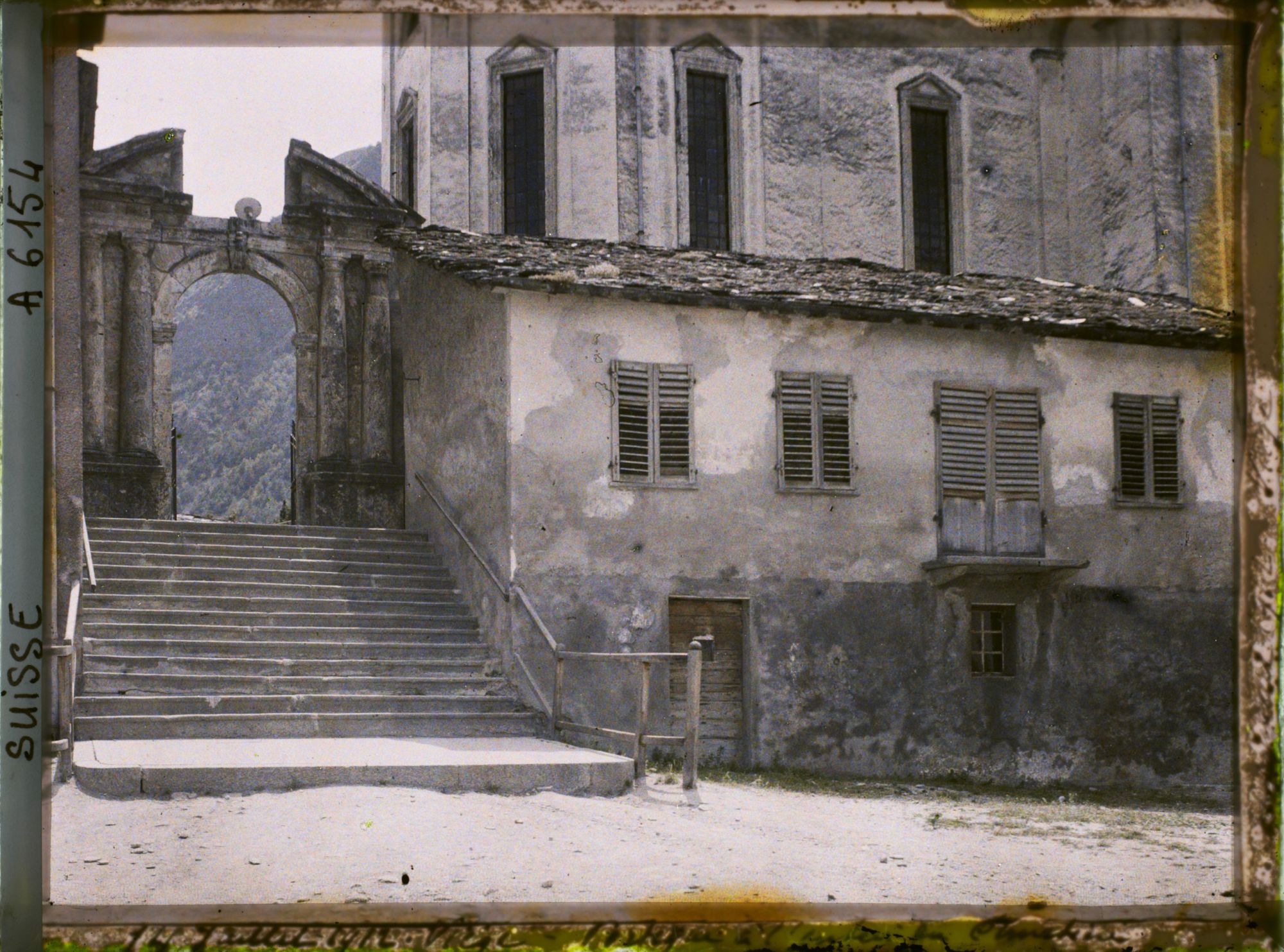 Image représentant Le portique à l'entrée du cimetière de Viège