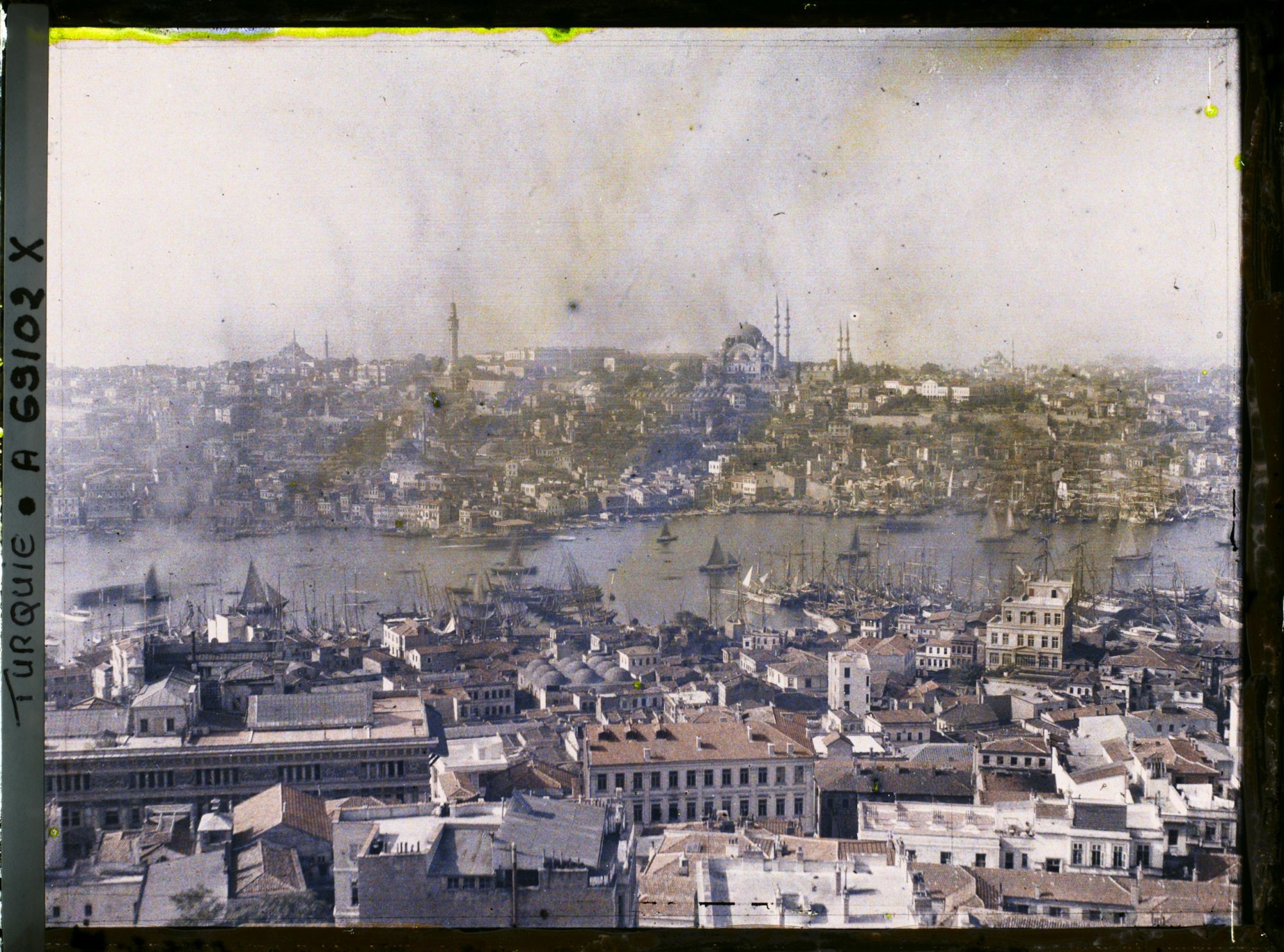 Image représentant La Corne d'Or, vue depuis le haut de la Tour de Galata (rive gauche, nord) vers la Suleymaniye Camii