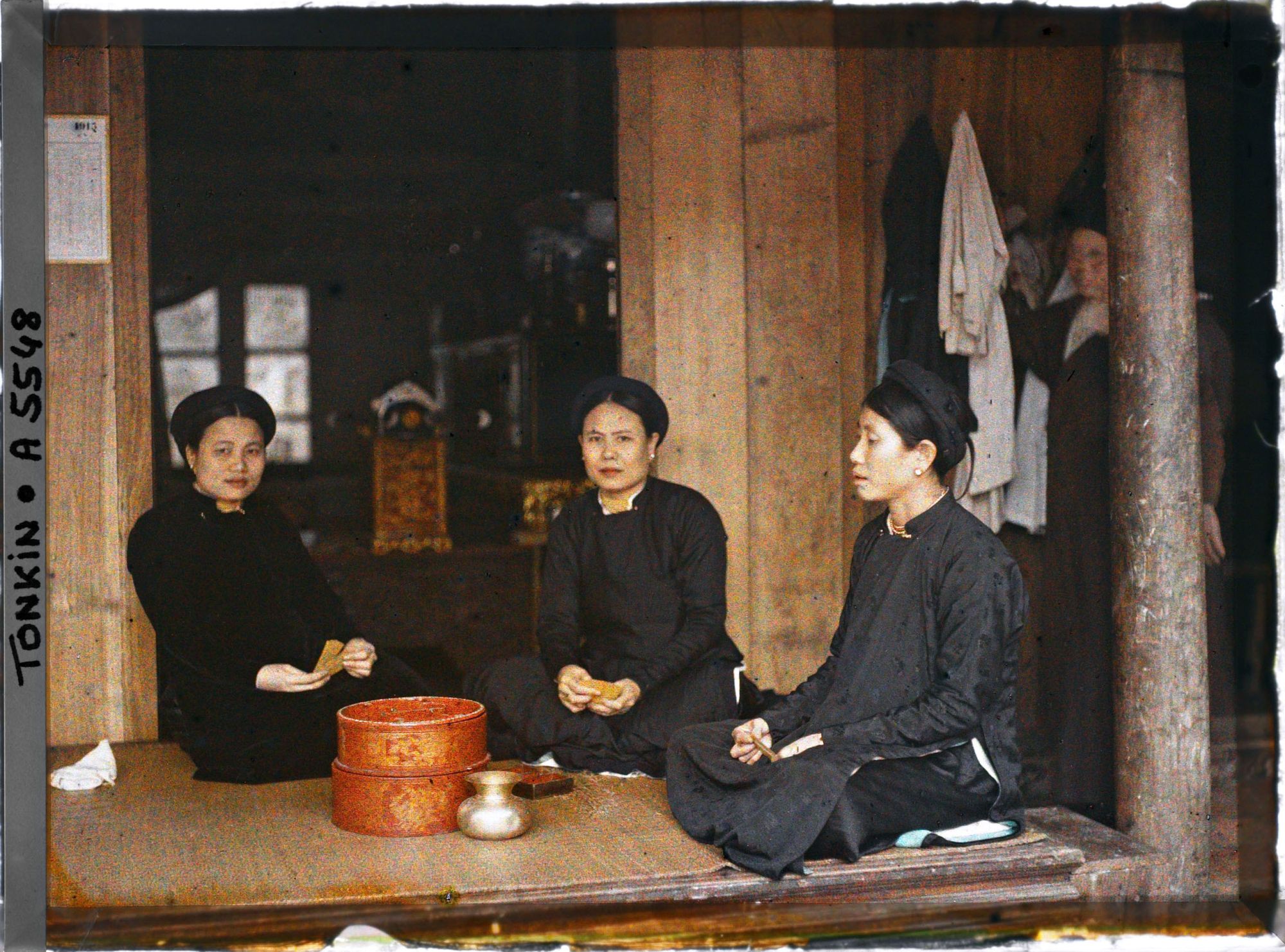 Image représentant Des femmes de classe aisée jouant aux cartes