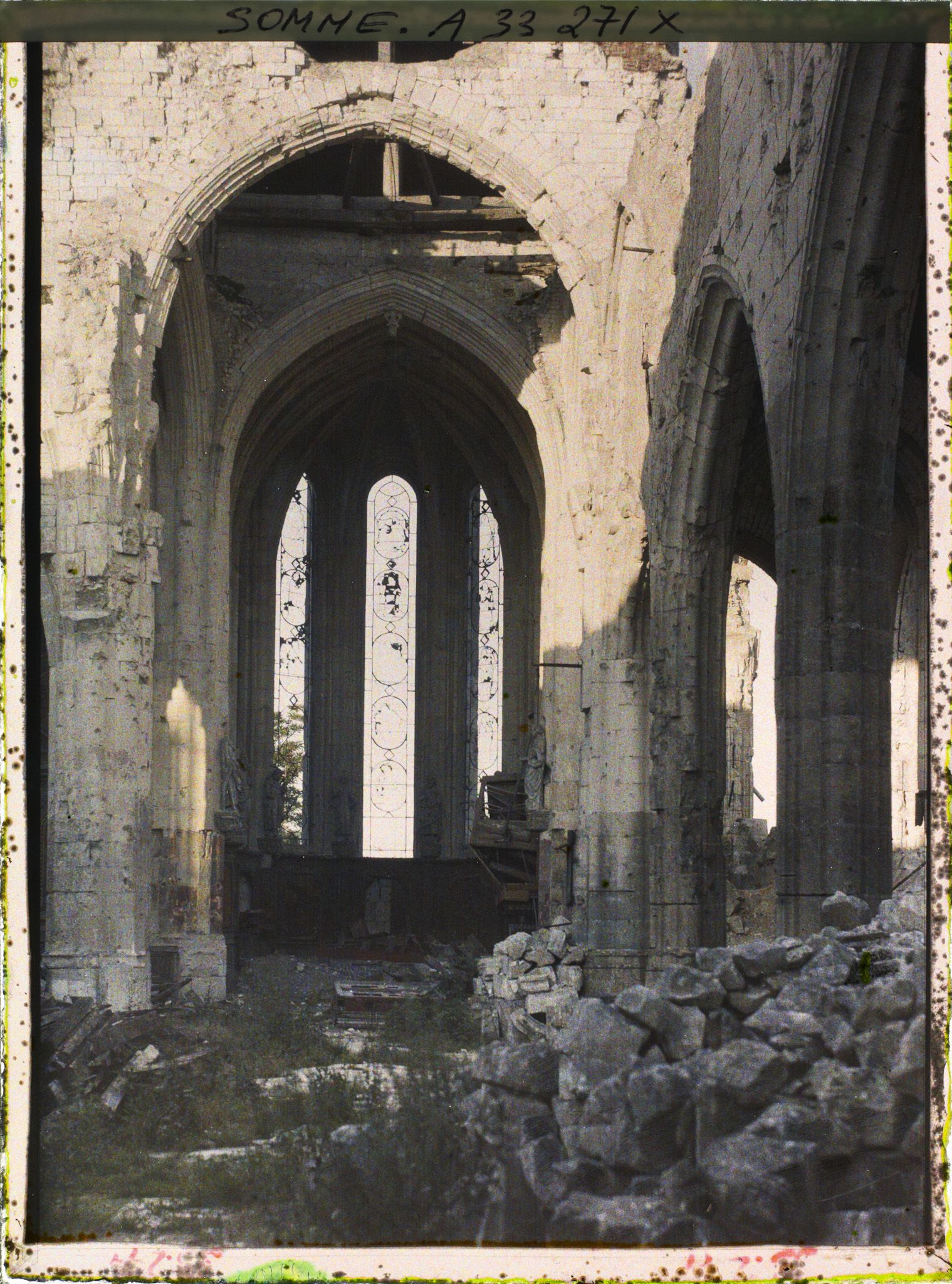 Image représentant France, Montdidier, Intérieur de l'Eglise pris au Soleil Couchant