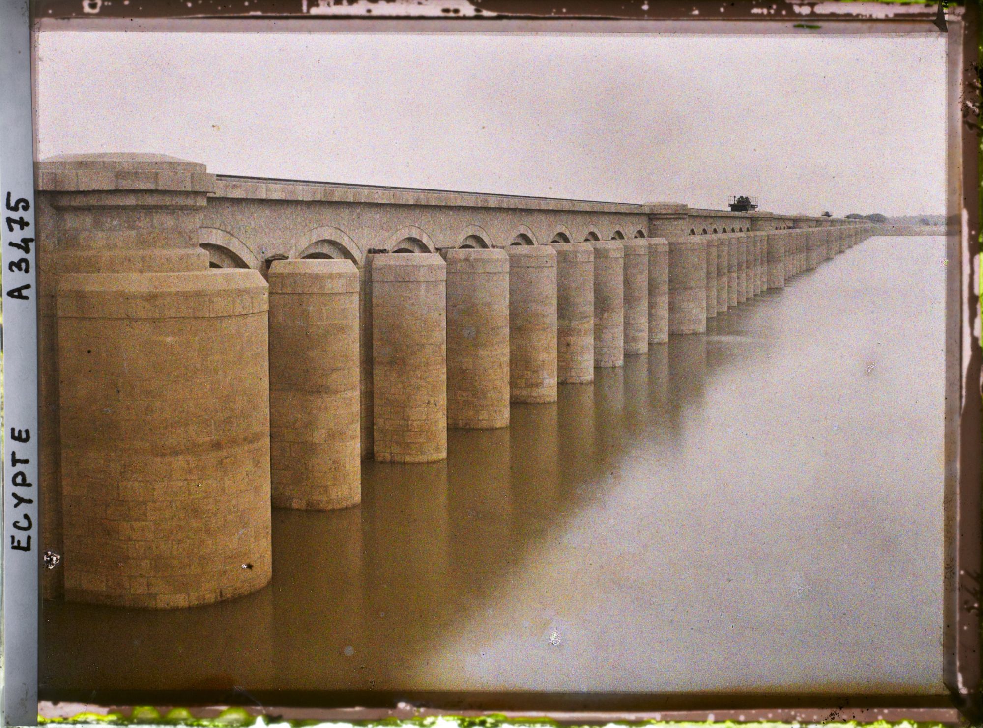 Image représentant Sur les hauteurs du barrage hydraulique, en amont