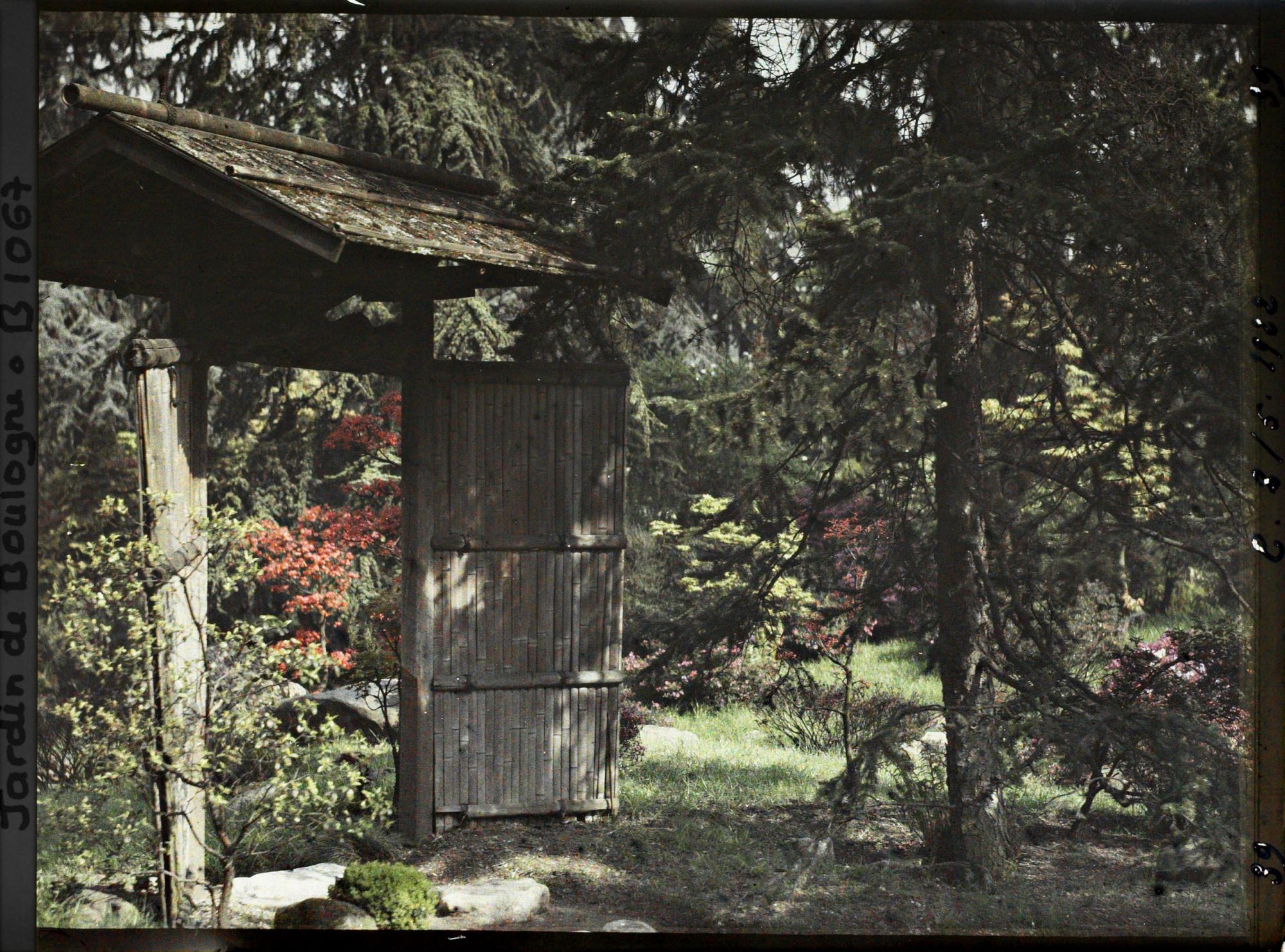 Image représentant Porte du " village japonais " dans un écrin de verdure situé à la limite du " sanctuaire japonais "