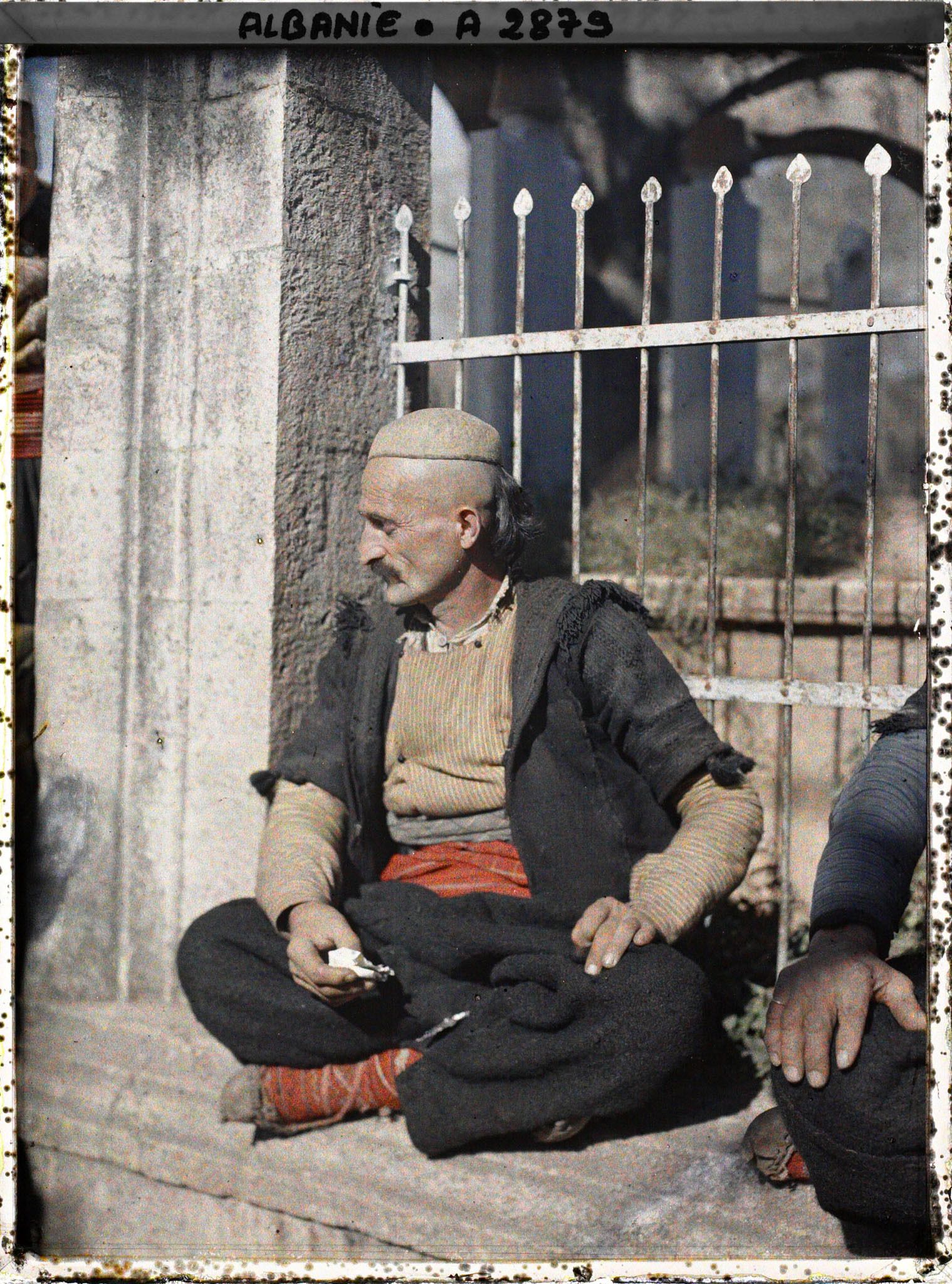 Image représentant Un homme assis sous les arcades du türbe (mausolée) d'un pacha de Scutari