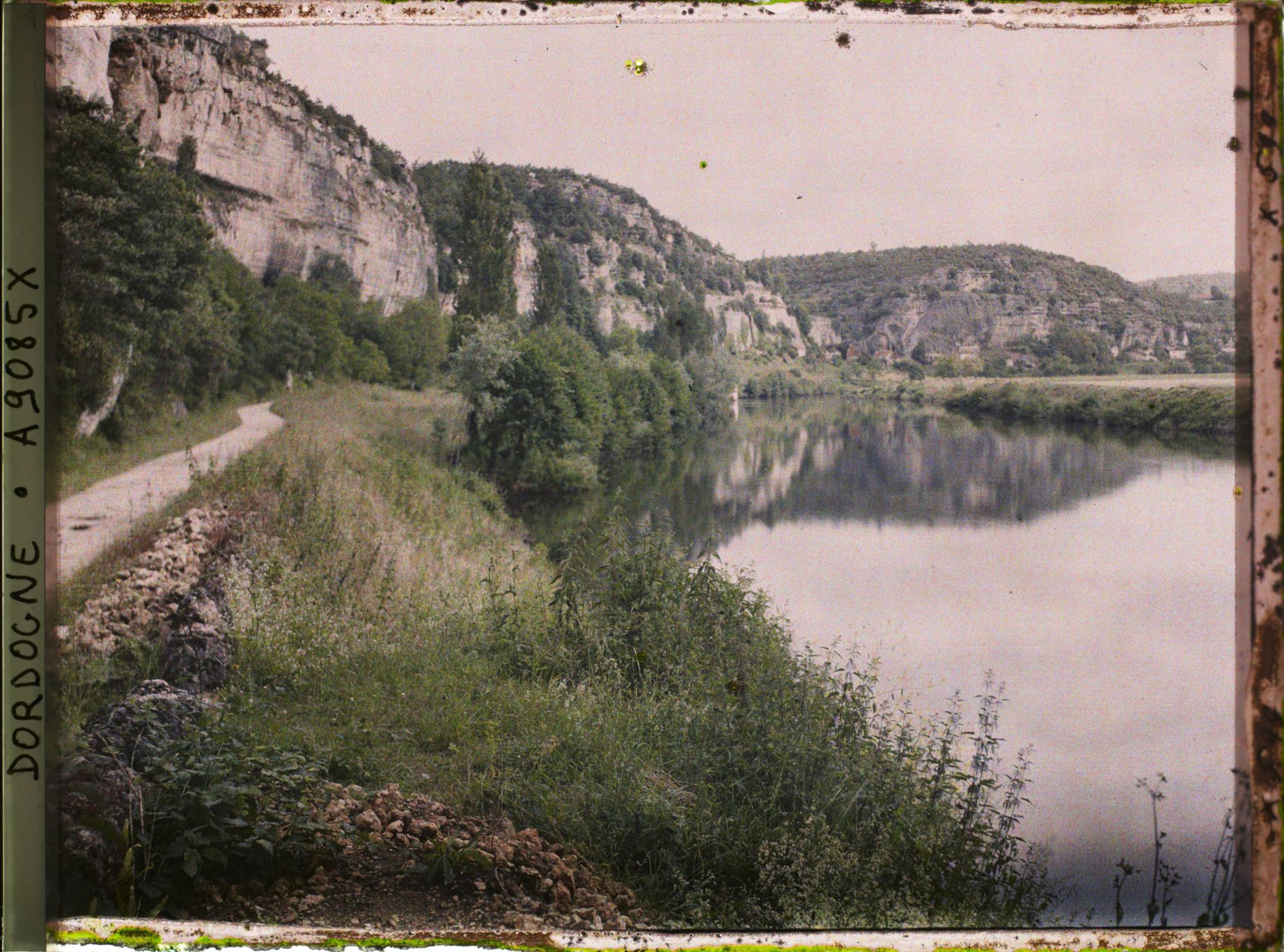 Image représentant France, Laugerie-Basse vue de loin avec reflets dans la Vézère