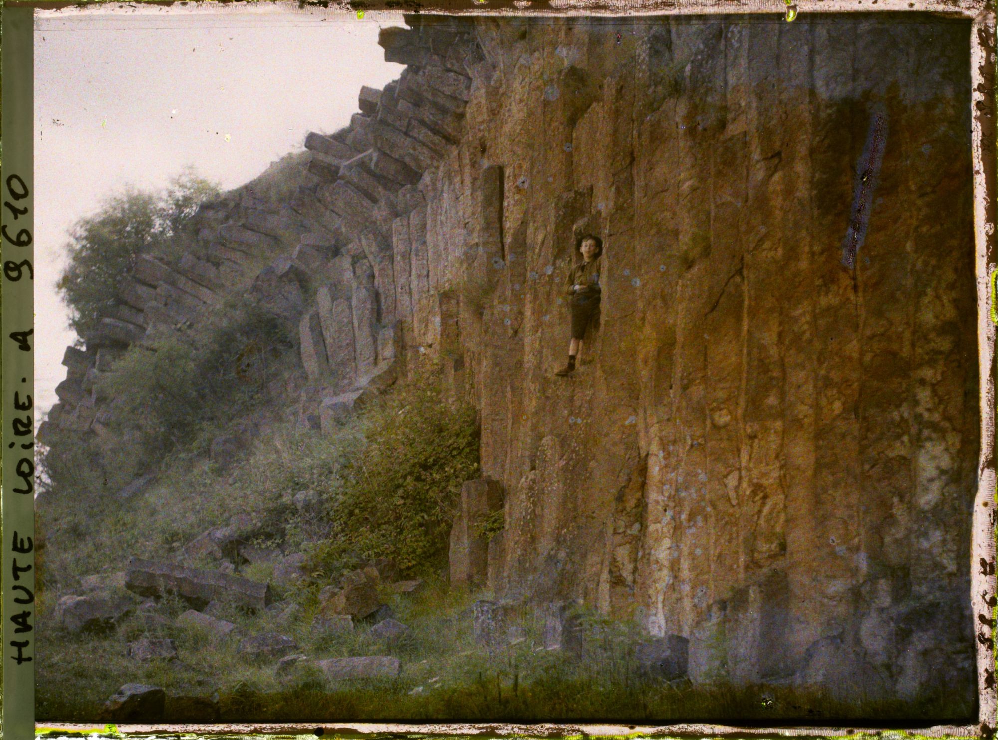 Image représentant Yann Brunhes posant dans les orgues basaltiques