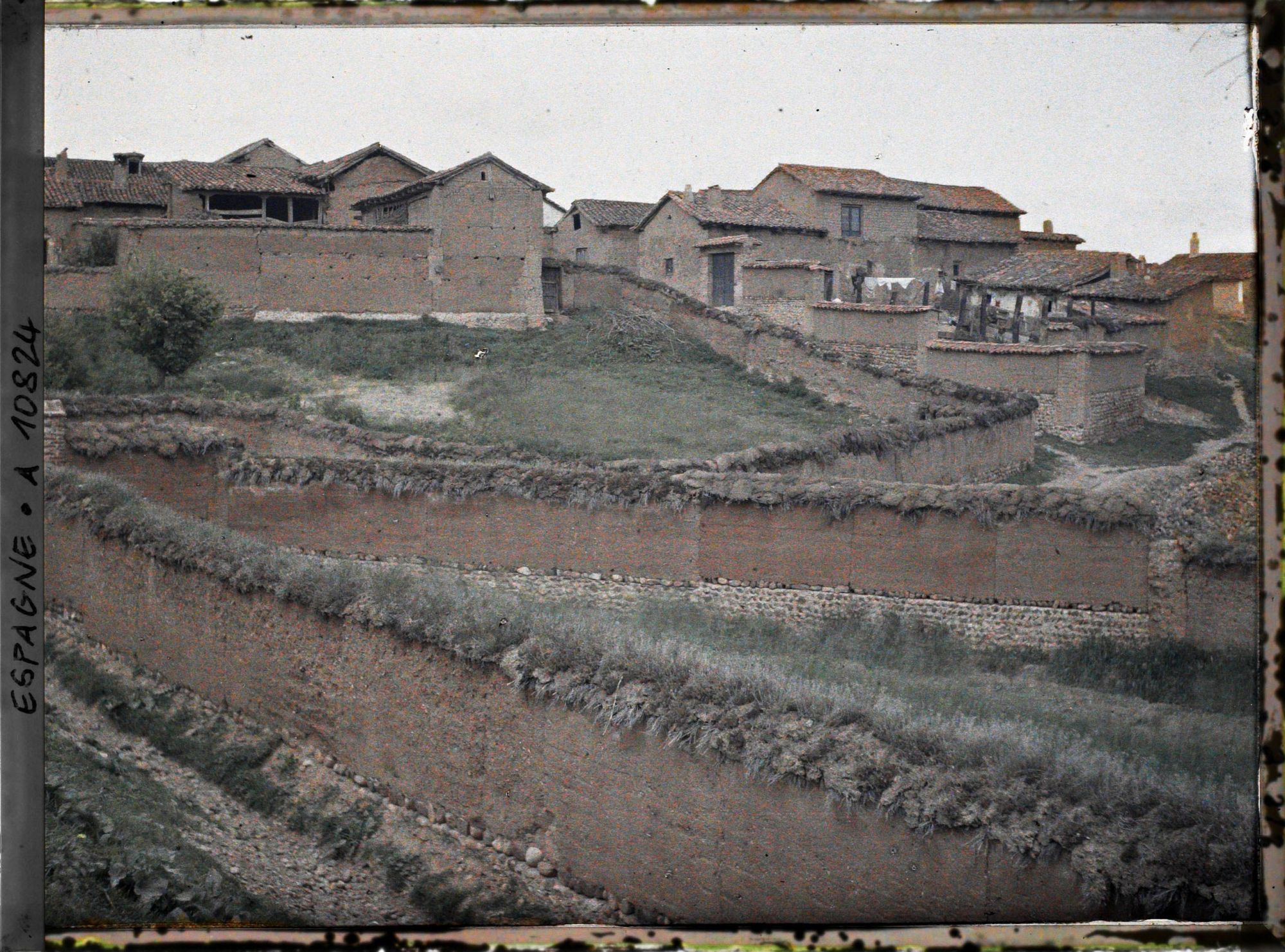 Image représentant Espagne, de Léon à Astorga, Trobajo de Arriba : Village avec murs des Maisons et murs des Clôtures en pisé (terre crûe)