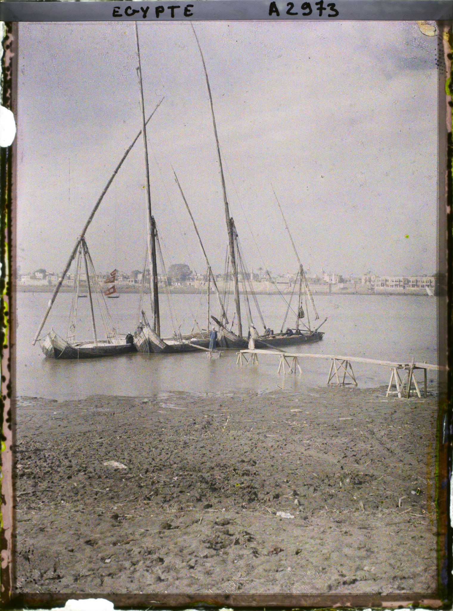 Image représentant Felouques amarrées au bord du Nil, face à la ville de Gizeh
