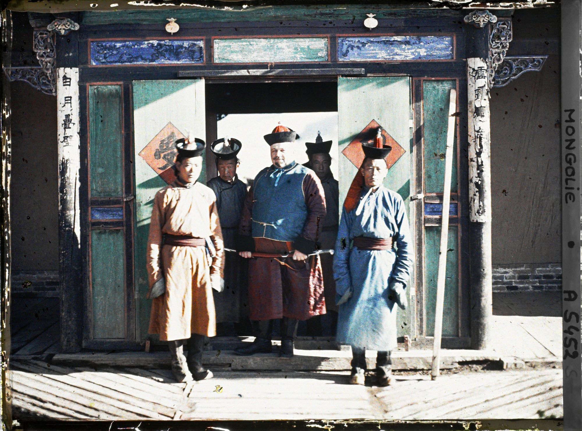 Image représentant Hermann Consten (?) en compagnie de fonctionnaires de la cour du Bogd Khan