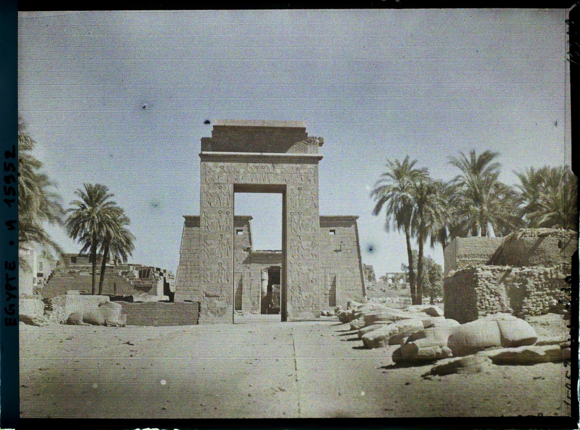 Image représentant Entrée sud de la grande cour du temple d'Amon