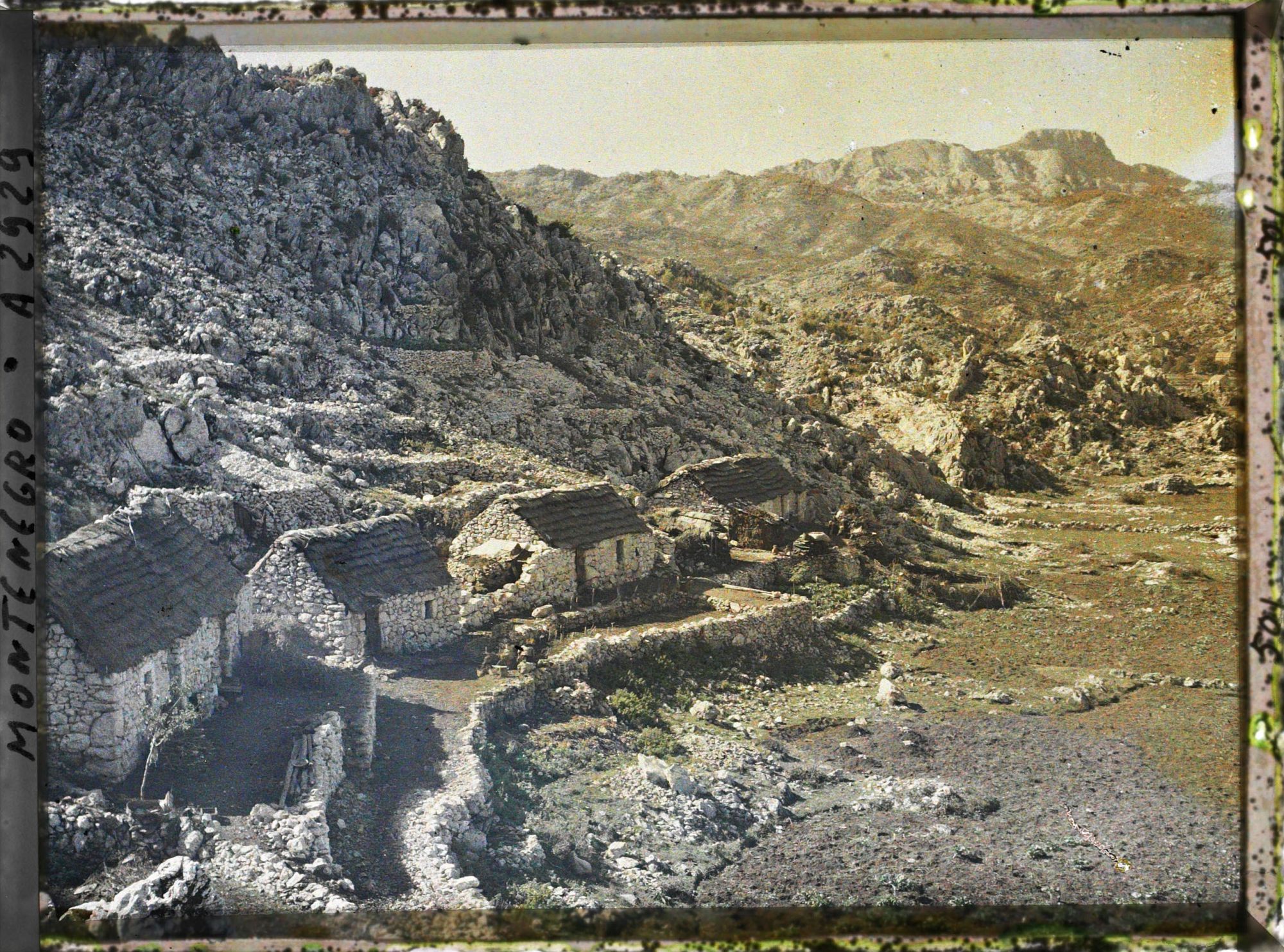 Image représentant Ceinture rocheuse de la colline de Cetinje et quatre maisons à toit de chaume