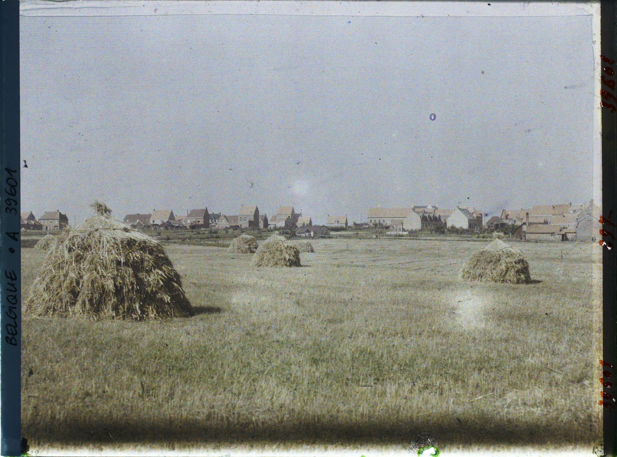 Image représentant Belgique, Passchendael, Une vue du Village et champs