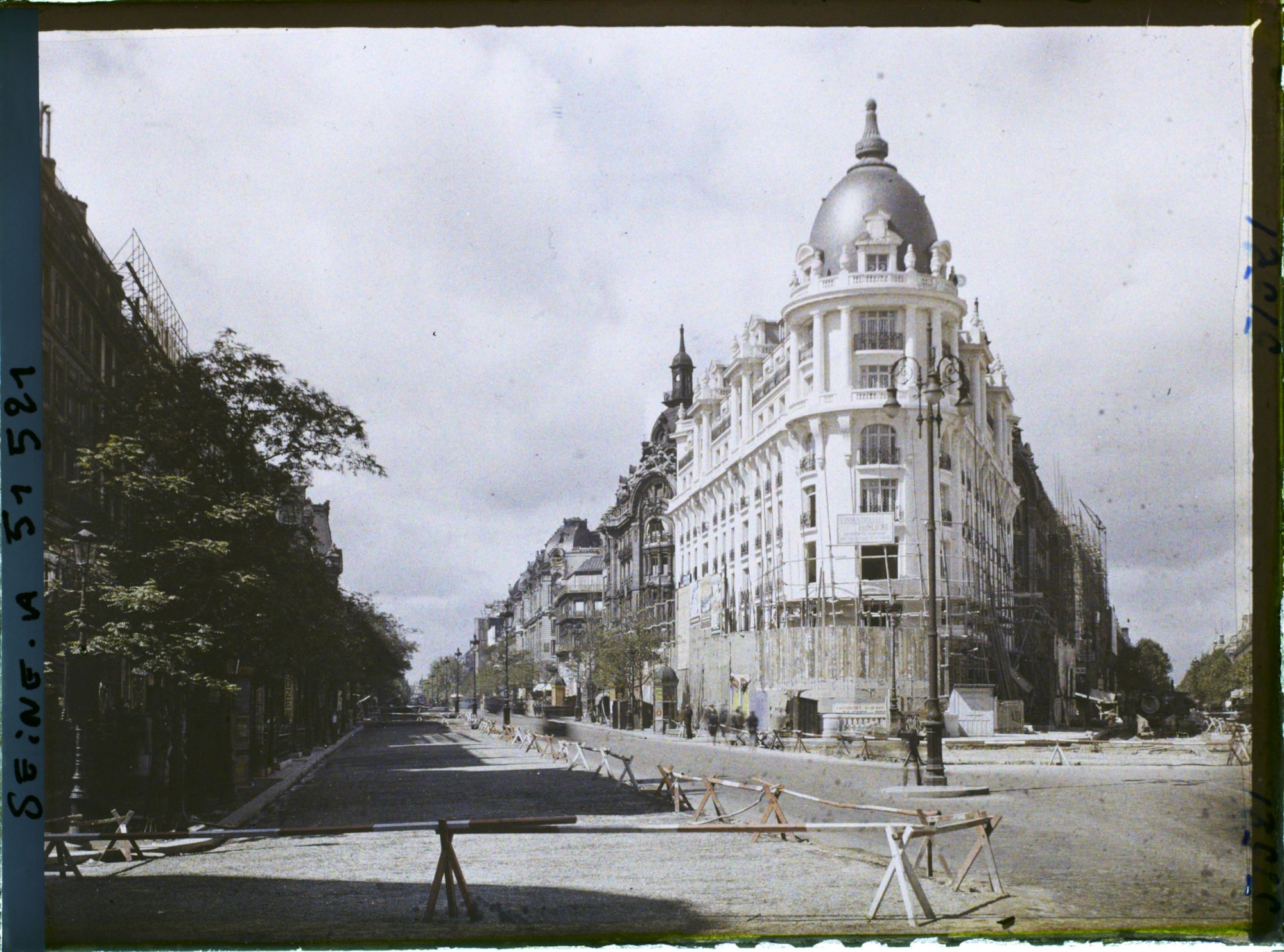 Image représentant La percée du boulevard Haussmann, à l'angle du boulevard des Italiens