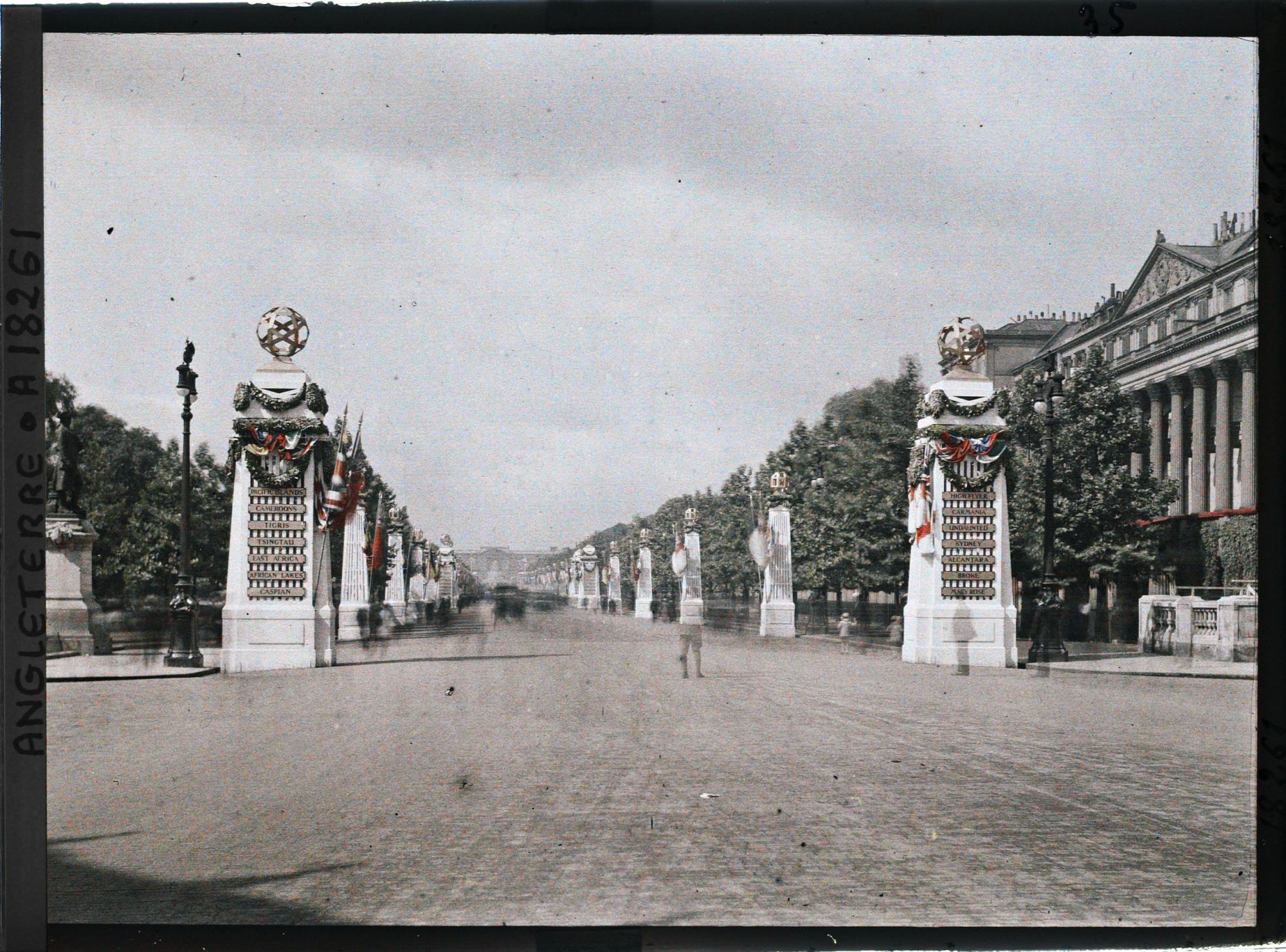 Image représentant The Mall décoré de plusieurs monuments commémorant la fin de la Première Guerre Mondiale. Au fond, Buckingham Palace