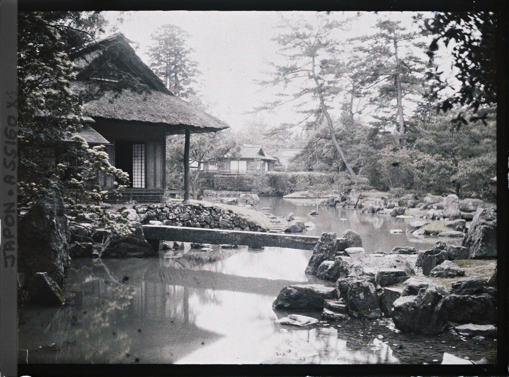 Image représentant Villa impériale de Katsura (Katsura-Rikyu) : pavillon de thé Shôkintei (à gauche)