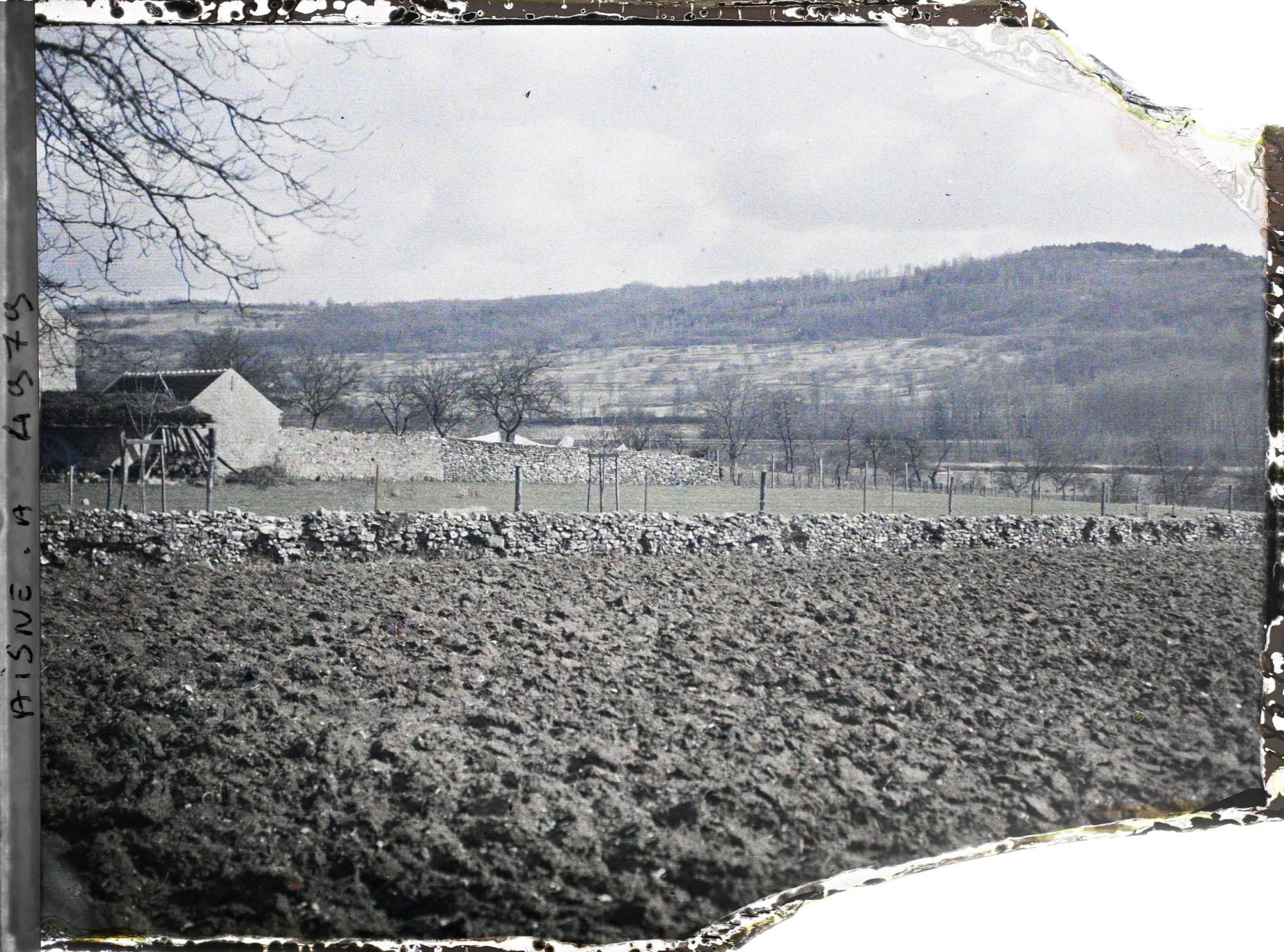 Image représentant Vue du versant méridional boisé de la Marne avec un coin du village