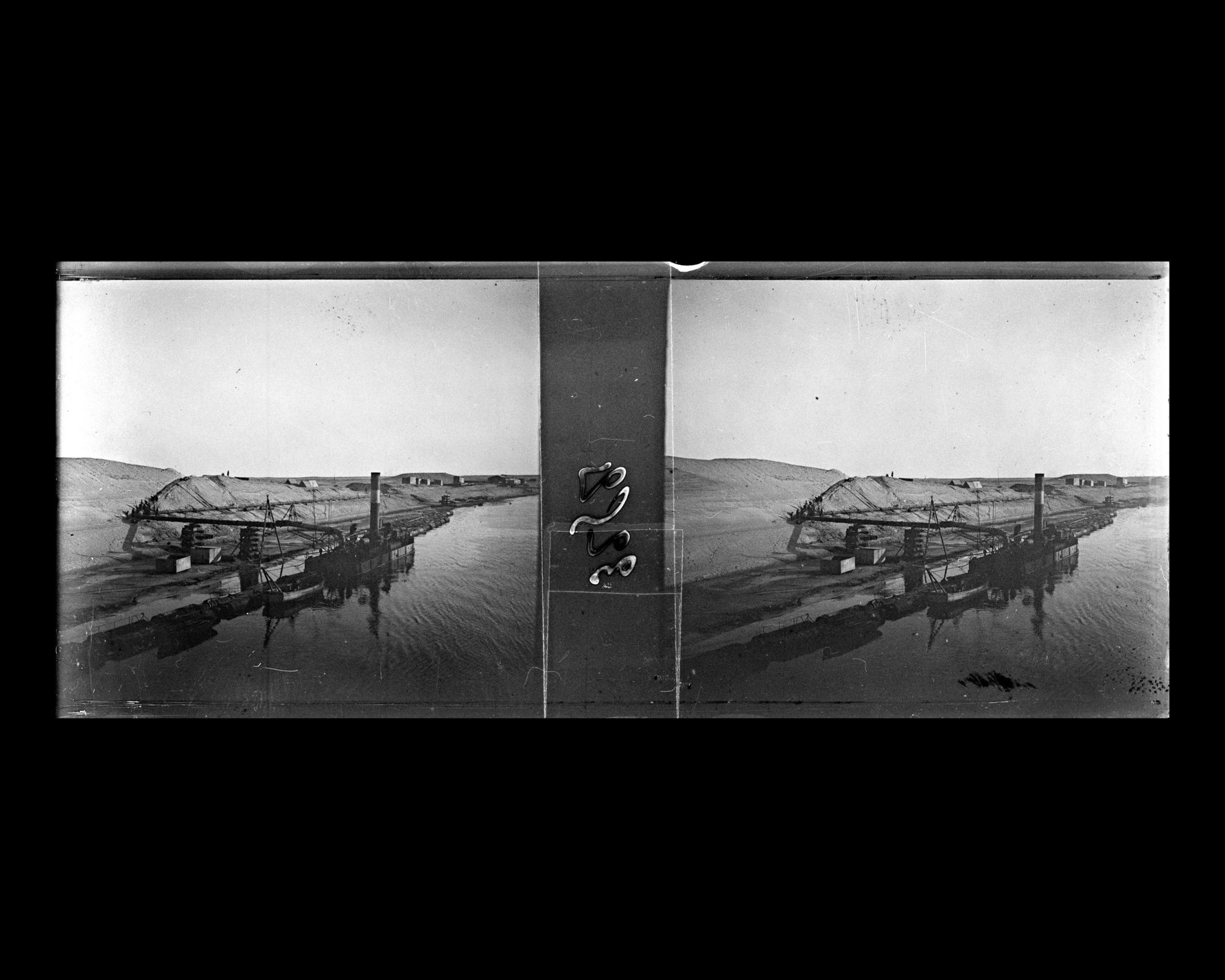 Image représentant Une installation pétrolière(?) au bord du canal de Suez