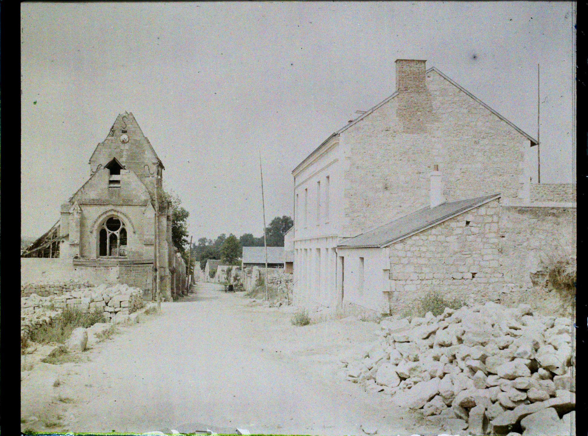 Image représentant France, Pommiers, Eglise et Maison neuve
