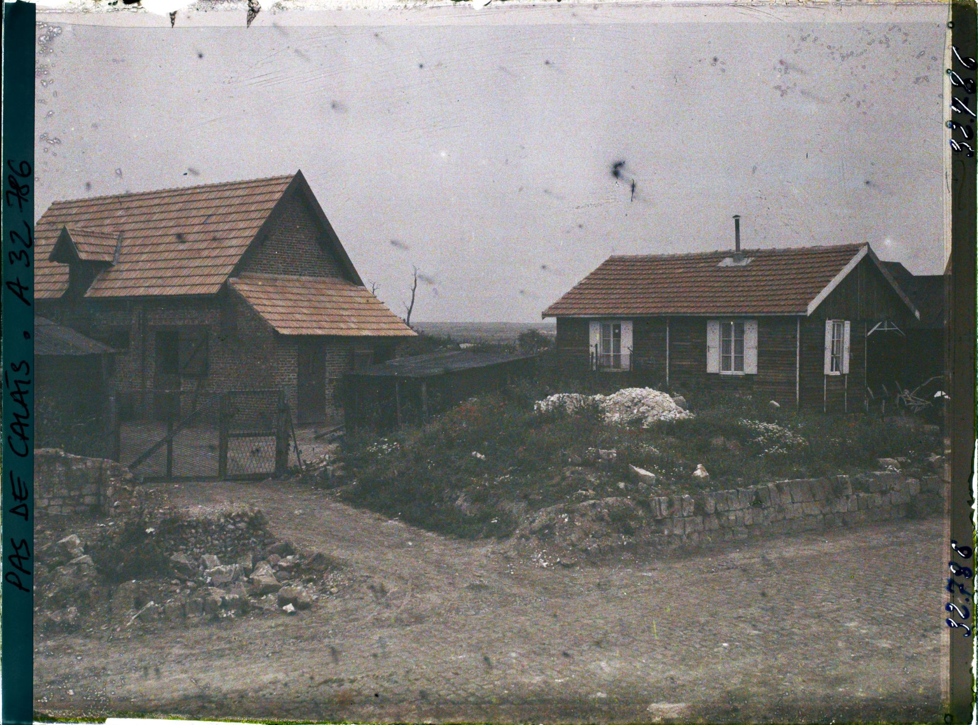Image représentant France, Neuville St Waast, Maison définitive et maison provisoire