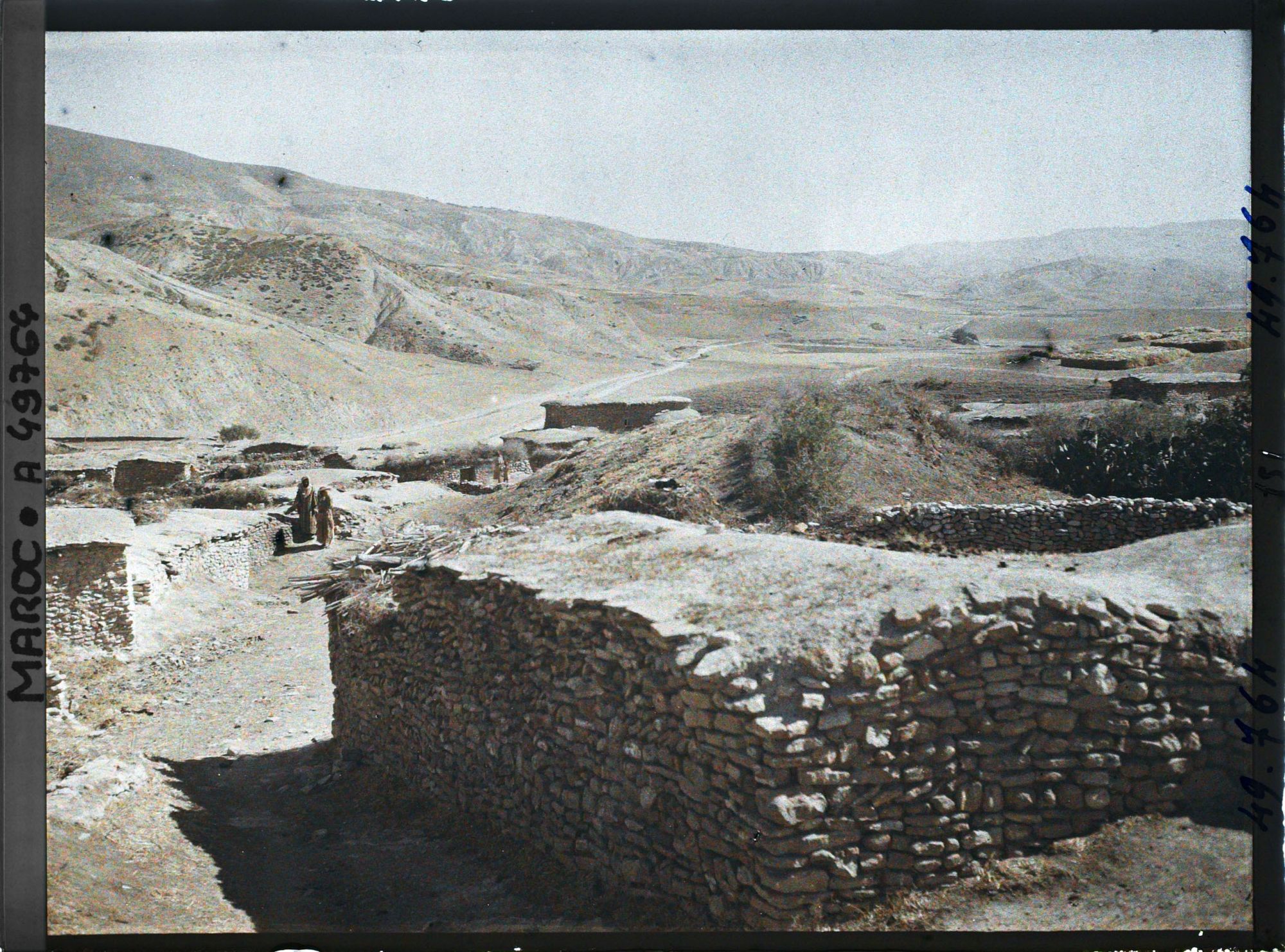 Image représentant Un coin du village et la vallée vers l'est