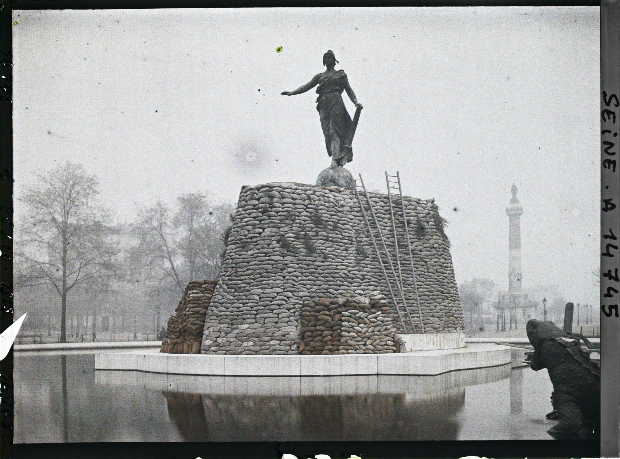 Image représentant Le Triomphe de la République place de la Nation protégé contre les bombardements