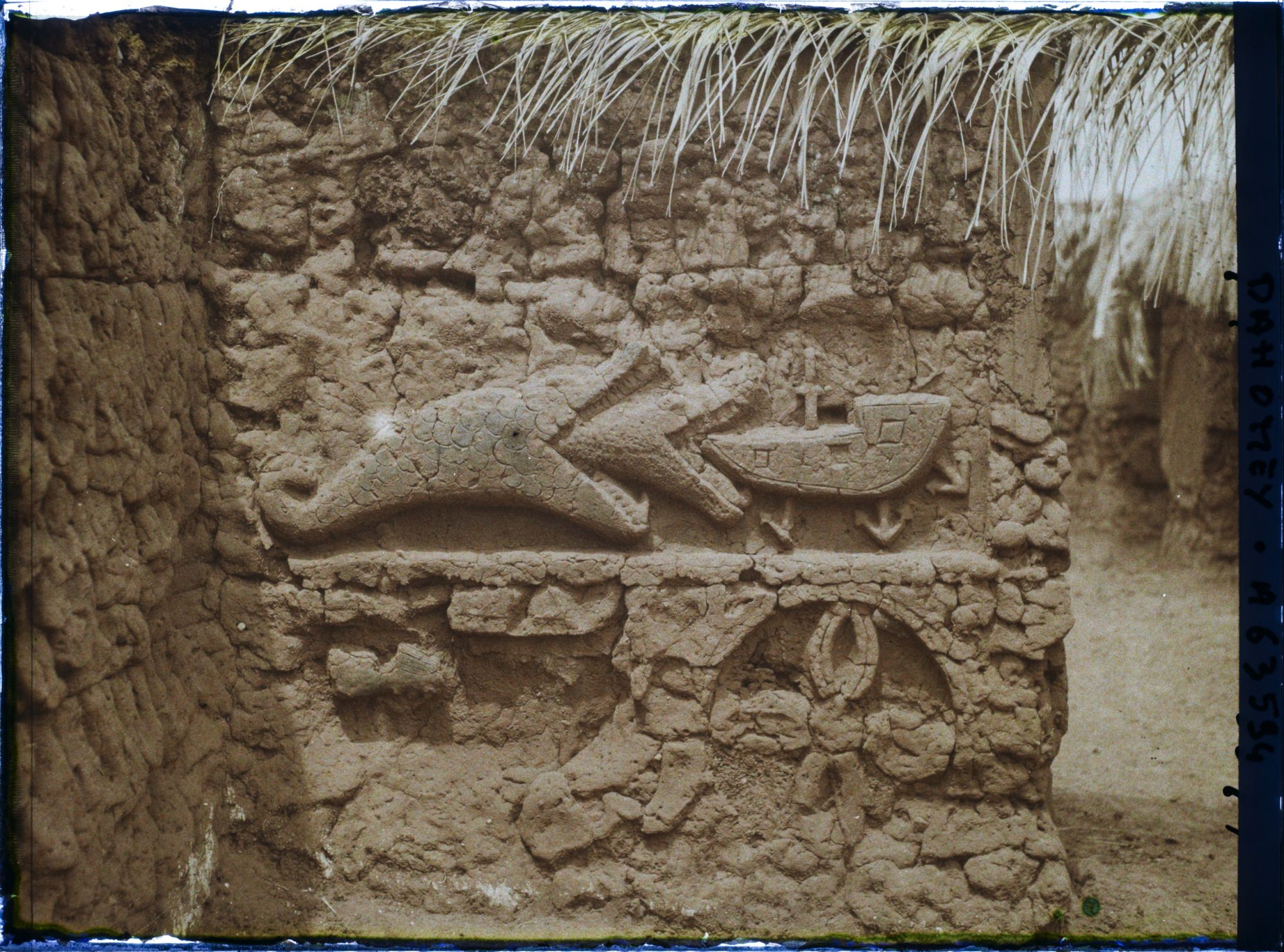 Image représentant Bas-relief d'une résidence du quartier de Gbécon-Hounli, non loin du palais princier de Guézo, motif de poisson avalant un navire européen