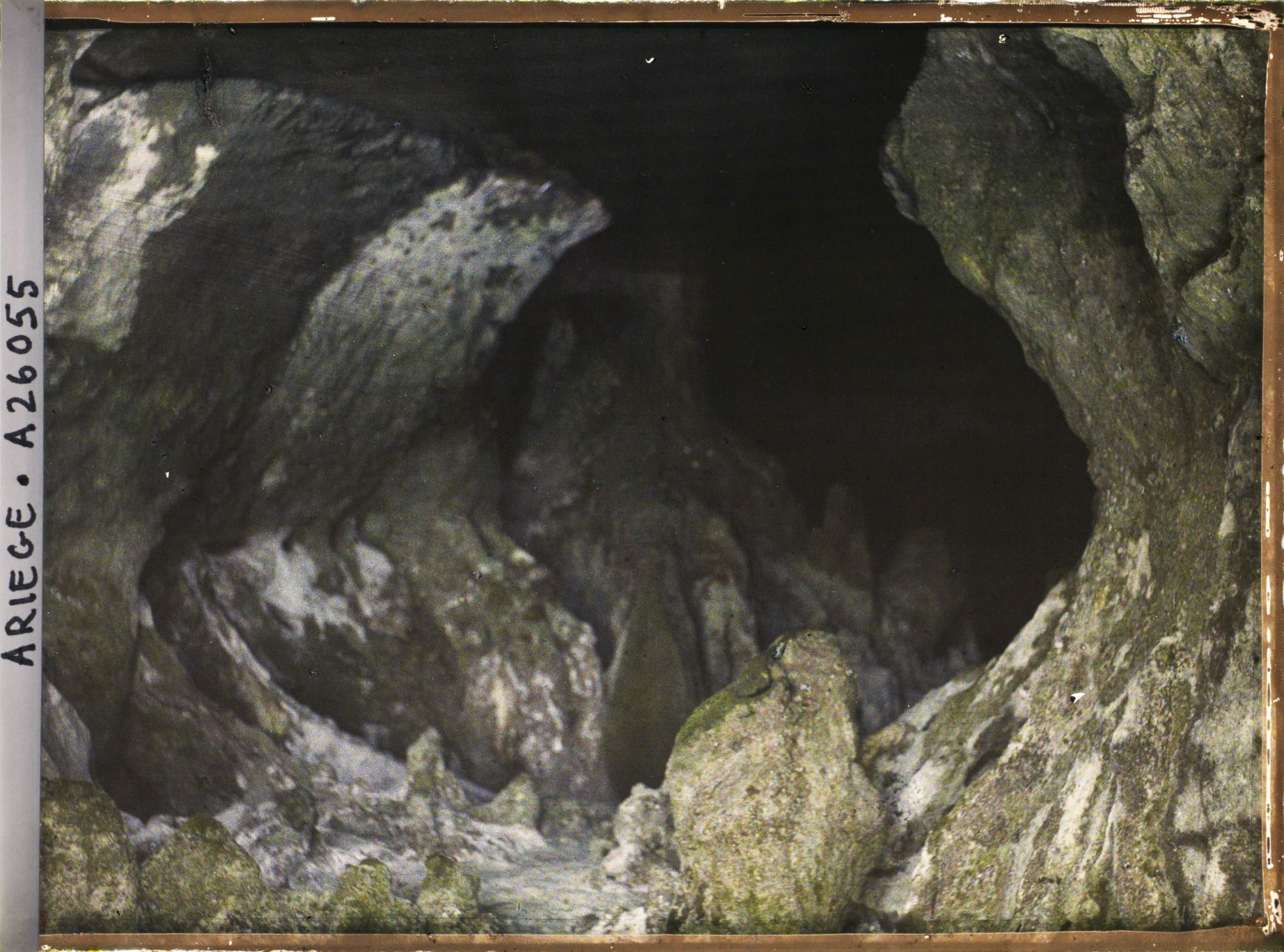 Image représentant Le couloir d'entrée de la grotte du Tuc d'Audoubert vu de l'entrée