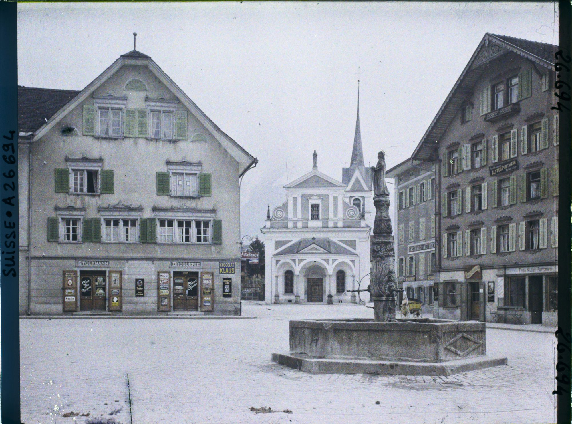 Image représentant La Dorfplatz avec la fontaine de 1604 et la chapelle Maria Lauretana