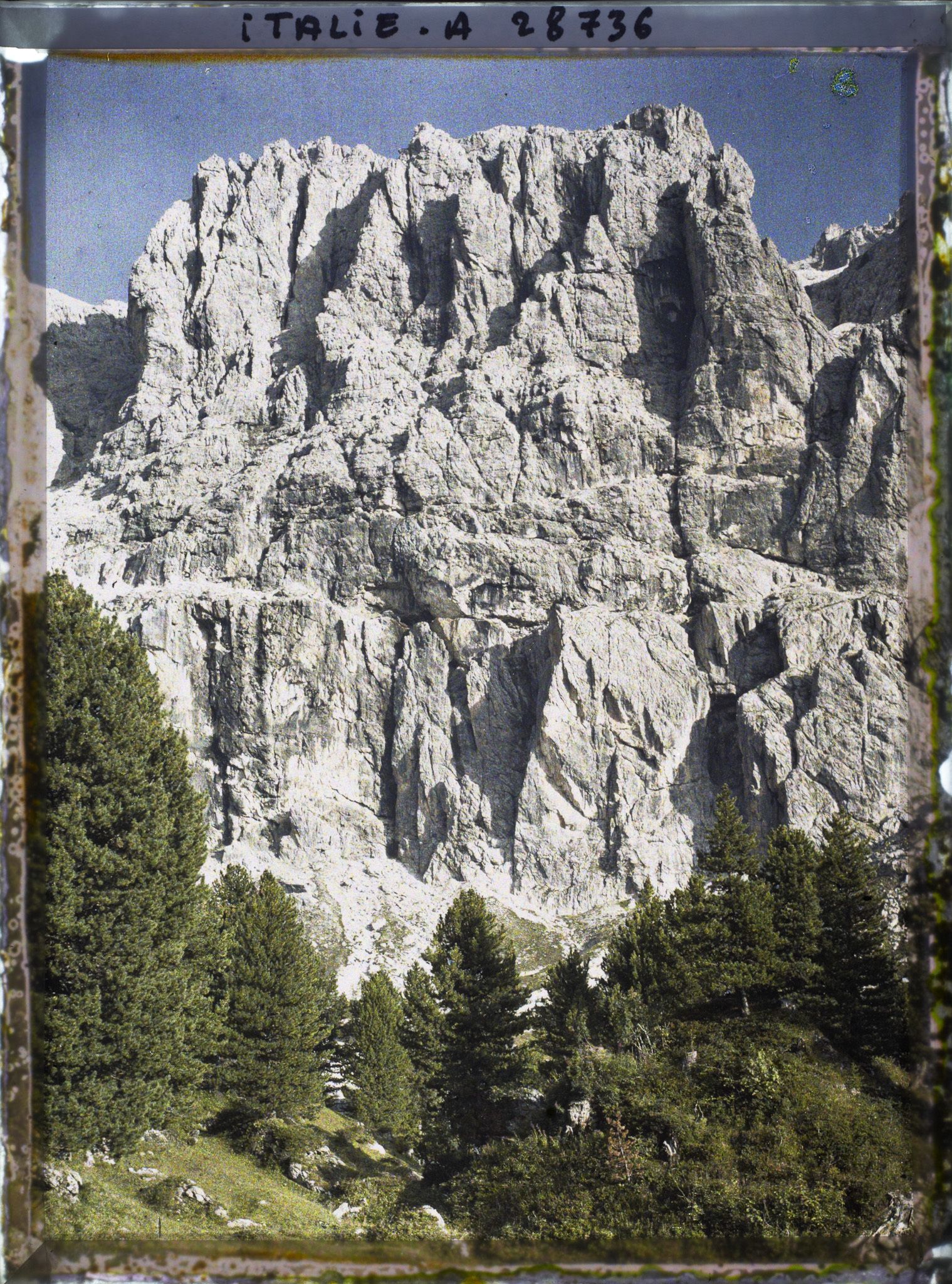 Image représentant La chaine de la Sella (Groupo di Sella ou Sellagruppe) depuis le col du Grödner (Grödner Joch ou passo Gardena)