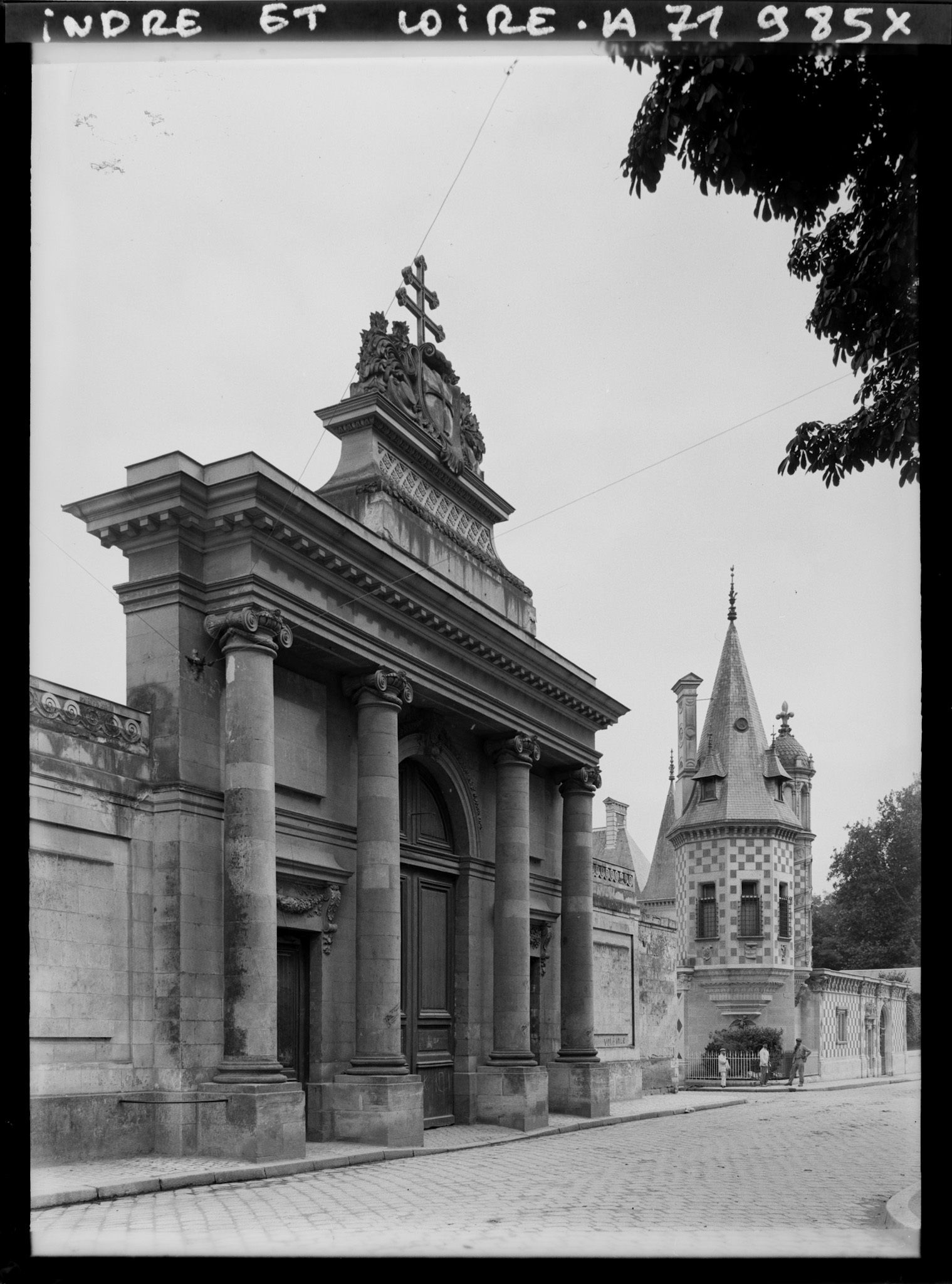 Image représentant Le portail du palais des Archevêques, actuel musée des Beaux-Arts, place François Sicard, et une maison Renaissance à l'angle de la rue des Ursulines