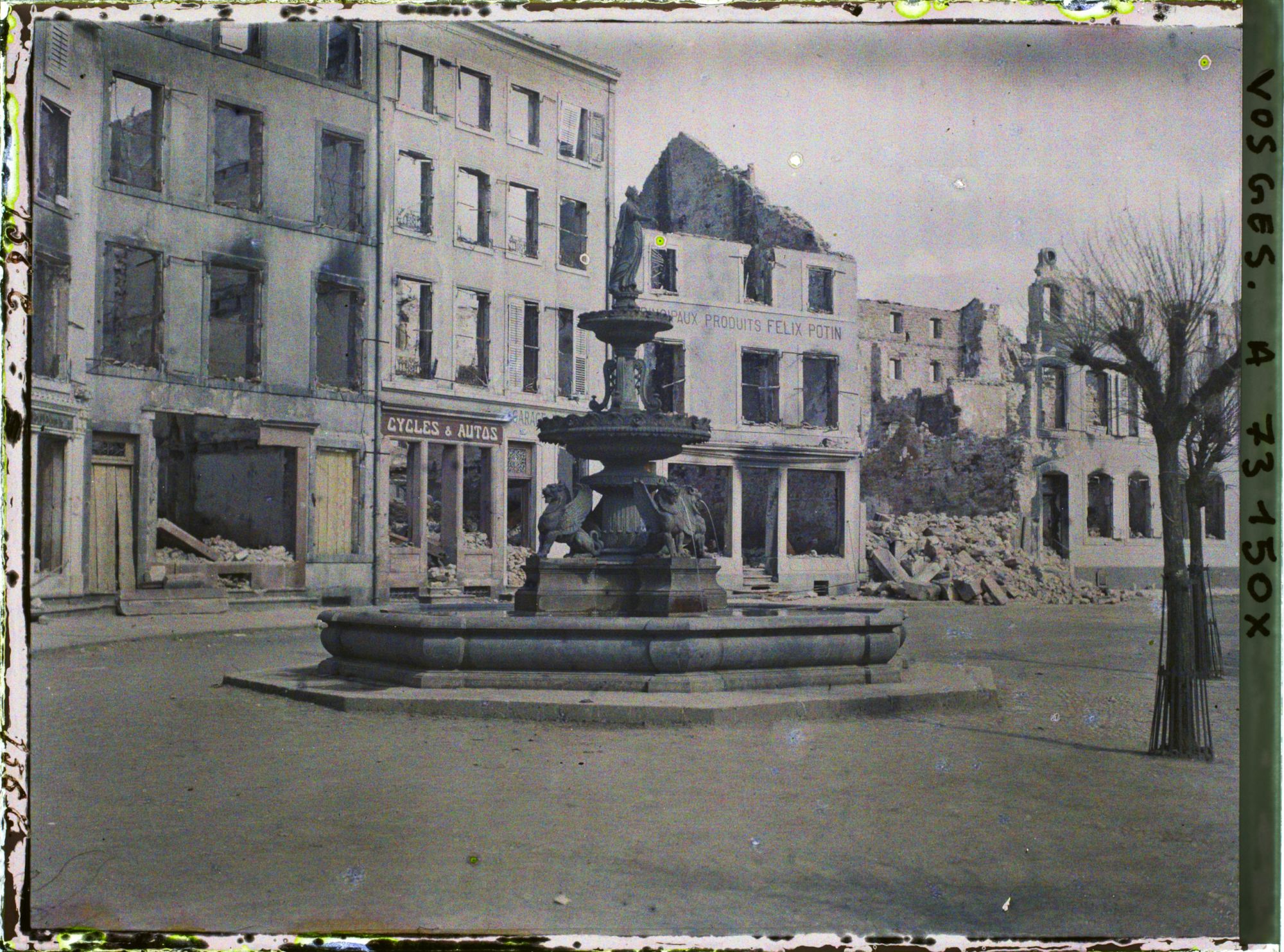 Image représentant La rue Jules Ferry et la fontaine au premier plan