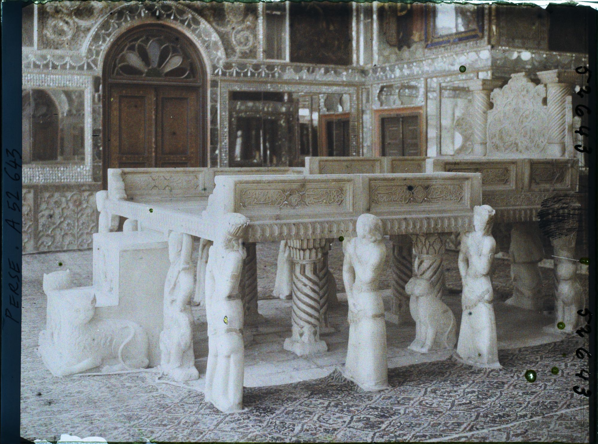 Image représentant Dans l'Arg (la citadelle royale), le Takht-e-Marmar (Trône de marbre)