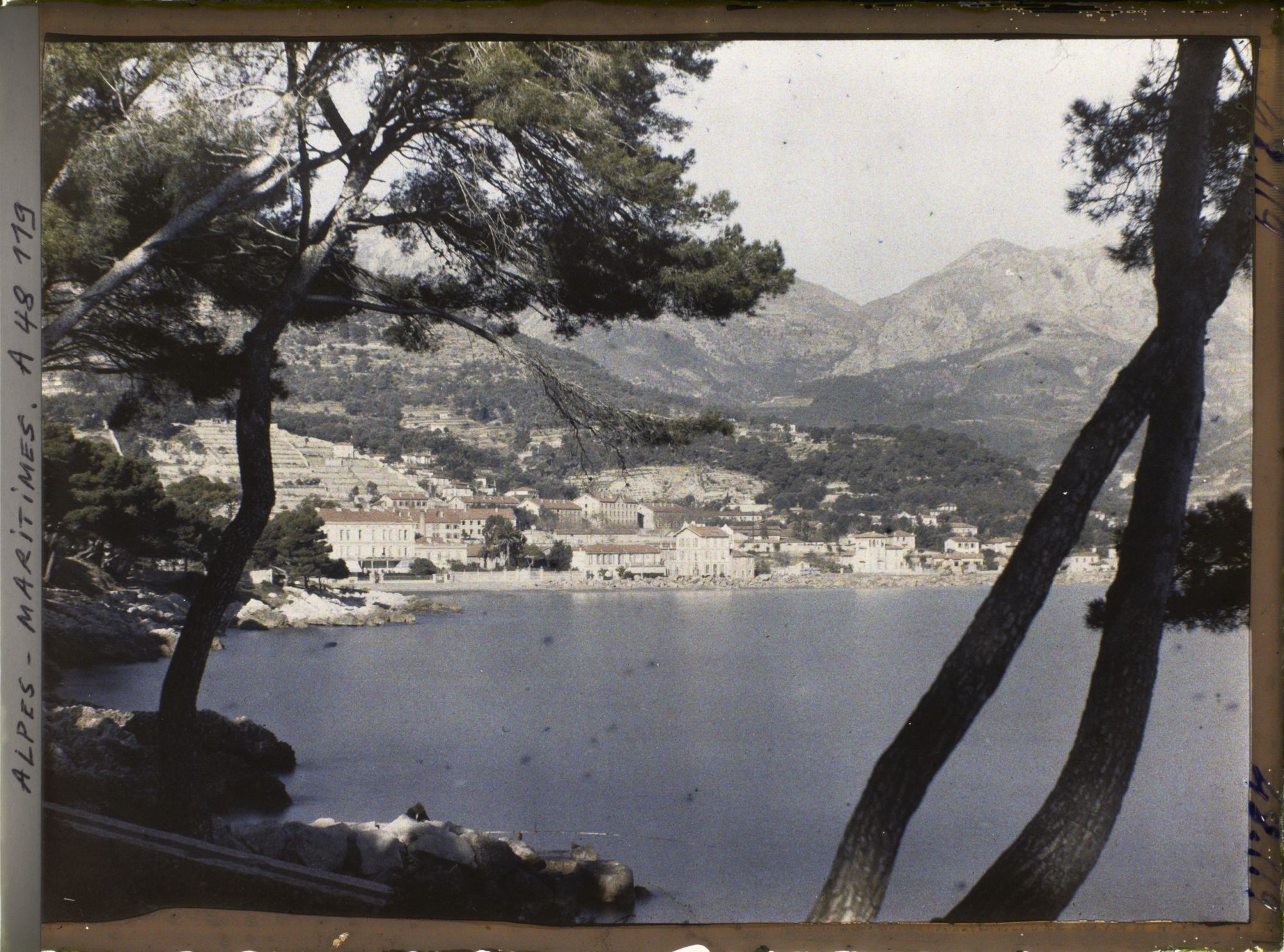 Image représentant Panorama du littoral menant vers Menton, vu depuis la promenade du cap Martin (embarcadère ?)