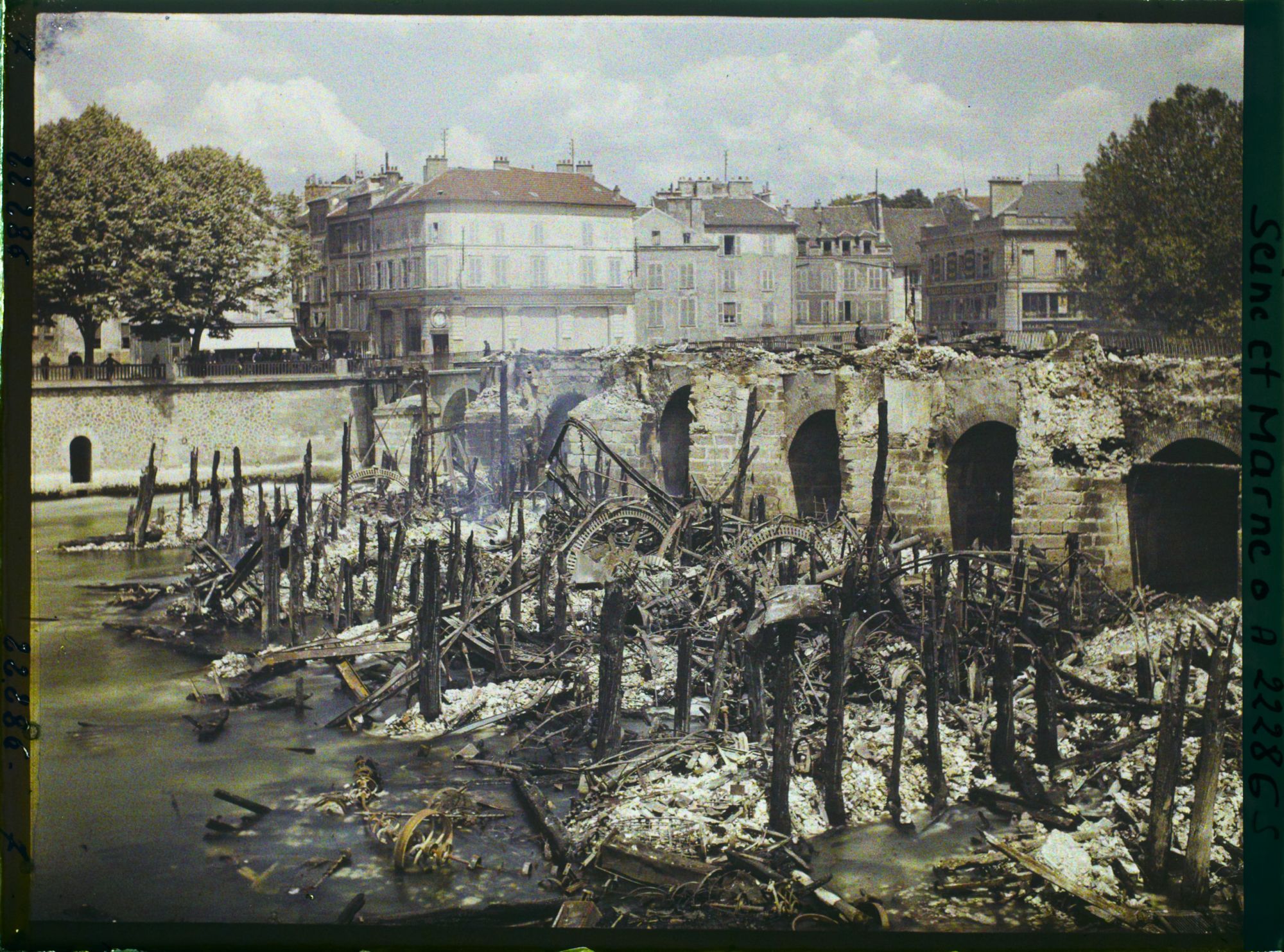 Image représentant Ensemble des moulins, vu de la rive gauche vue prise de très près
