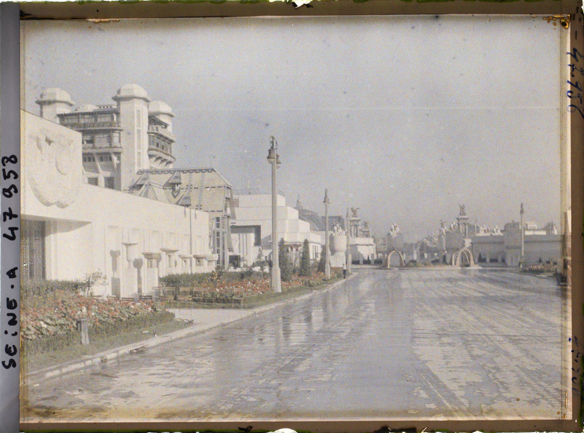 Image représentant L'Exposition des arts décoratifs, Vue de l'esplanade des Invalides