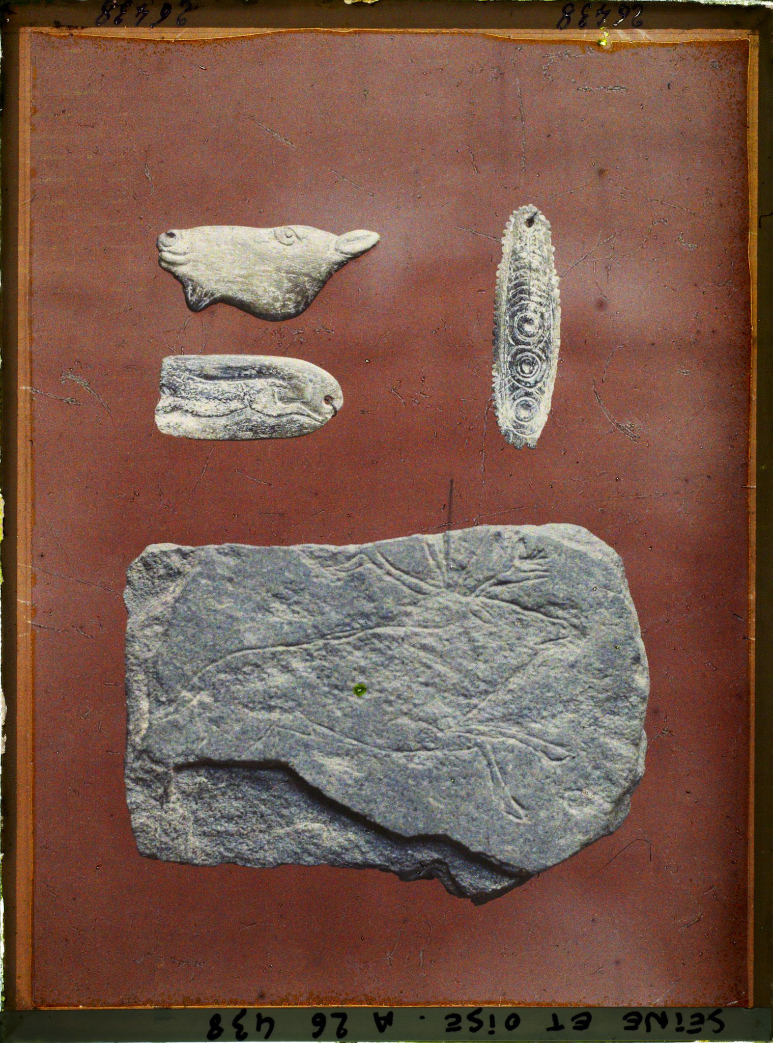 Image représentant France, St Germain-en-Laye, Musée : Grotte de St Marcel (Indre) Renne Gravé s/ schiste. Pendeloque de bois de Cerfs, 1 tête de Cheval à Contour découpé, 1 petit animal Courant à gauche.