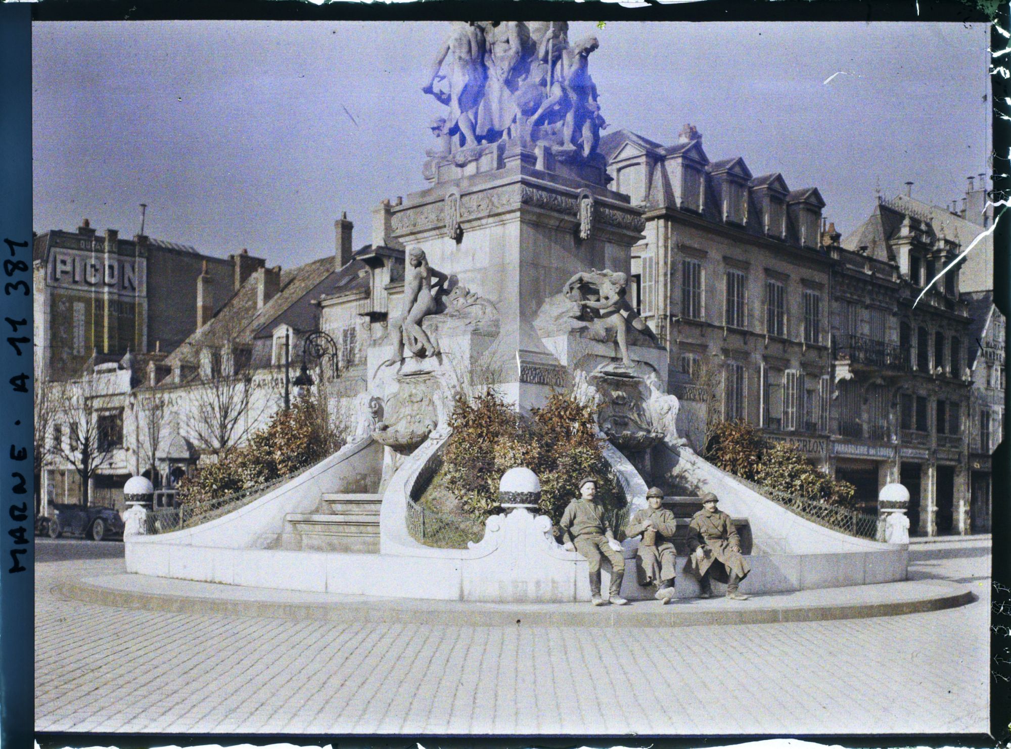 Image représentant Soldats russes devant la fontaine Subé, place Drouet d'Erlon