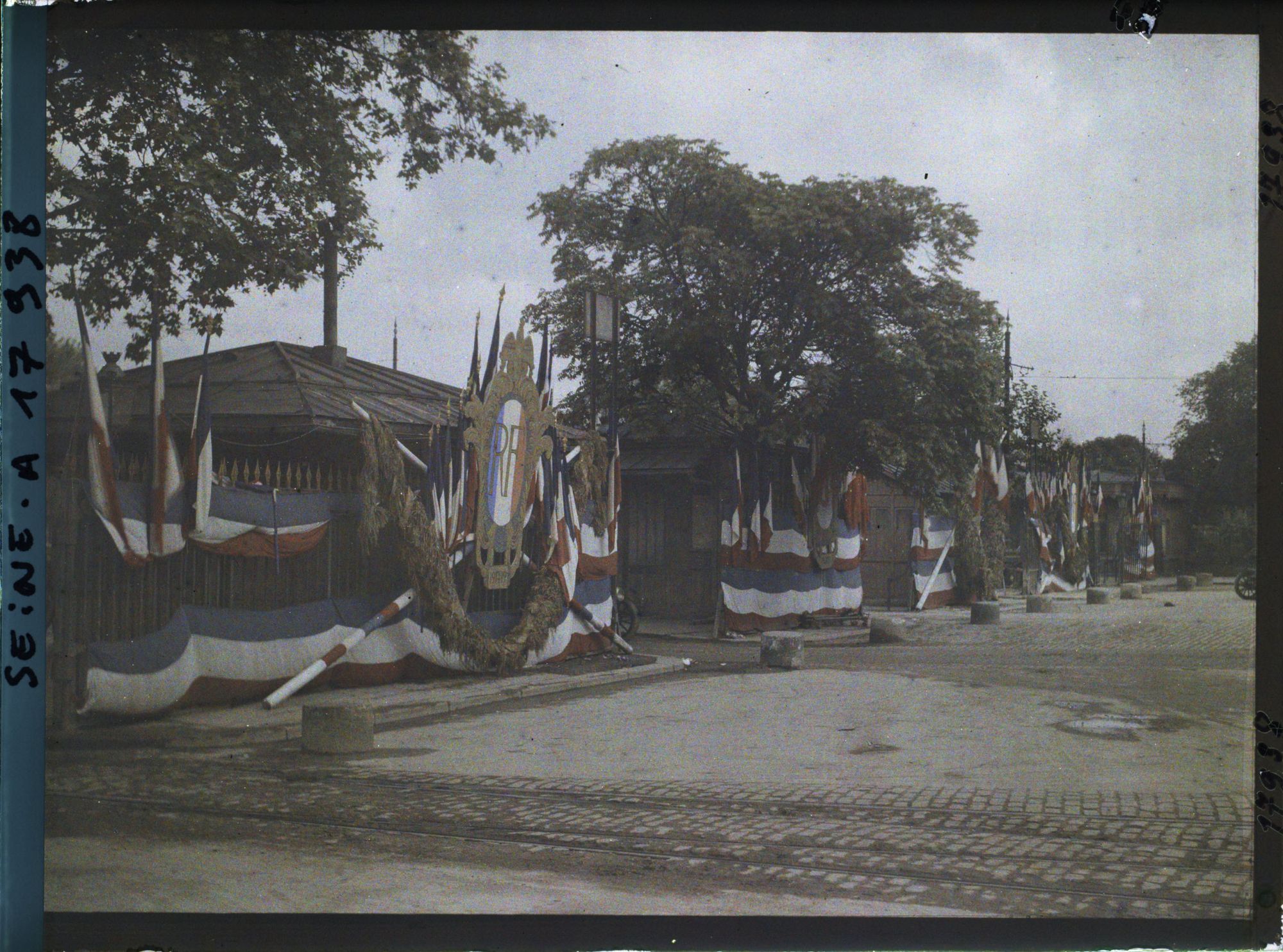 Image représentant Décorations pour les fêtes de la Victoire des 13 et 14 juillet porte Maillot