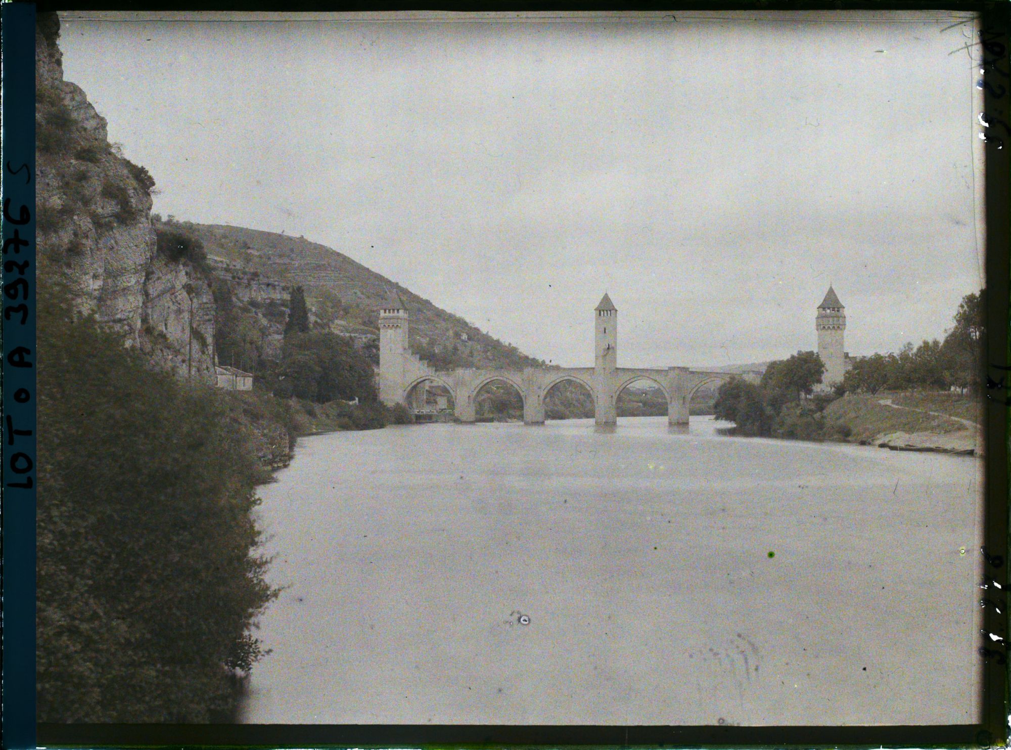 Image représentant France, Cahors, Le Lot et le pont Valentré vue prise de la rive gauche vers l'aval