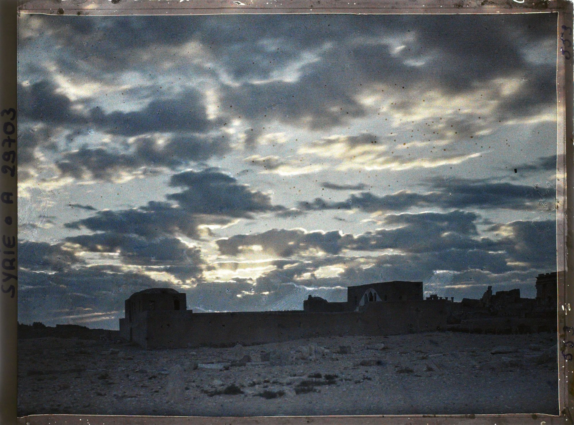 Image représentant La ville moderne au lever du soleil