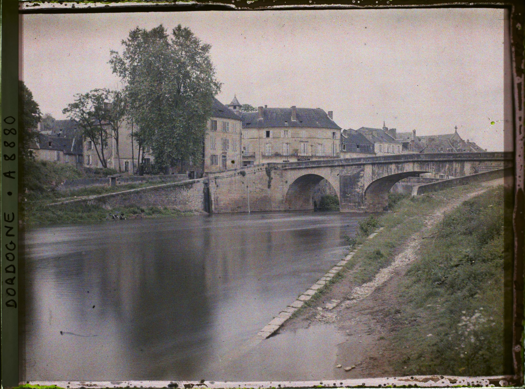 Image représentant France, Montignac, Vue prise de l'alval du pont de la Vézère