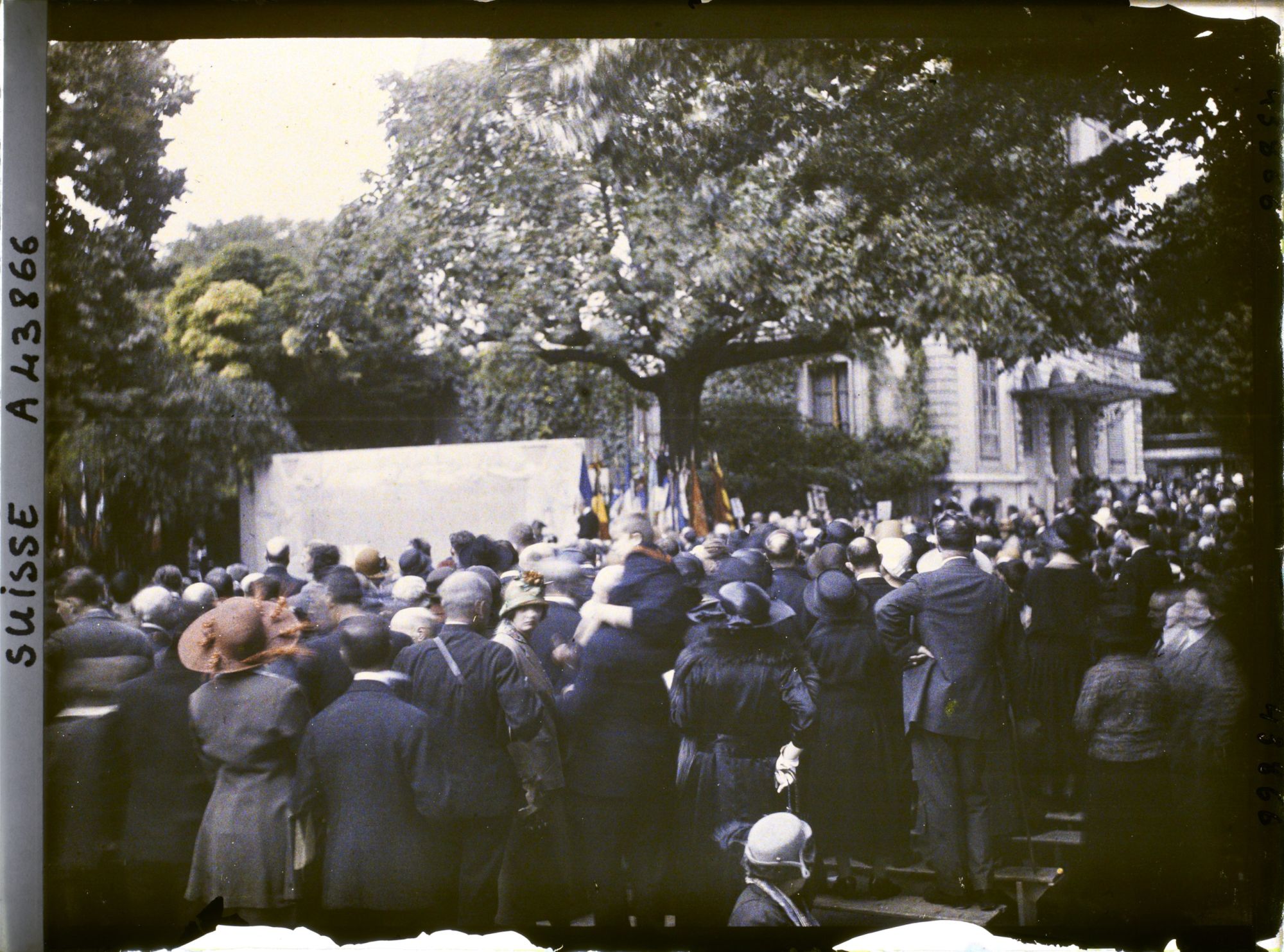 Image représentant Cinquième assemblée annuelle de la Société des Nations (SDN) à Genève. Inauguration du monument aux morts dans le jardin du consulat de France, rue Sénebier