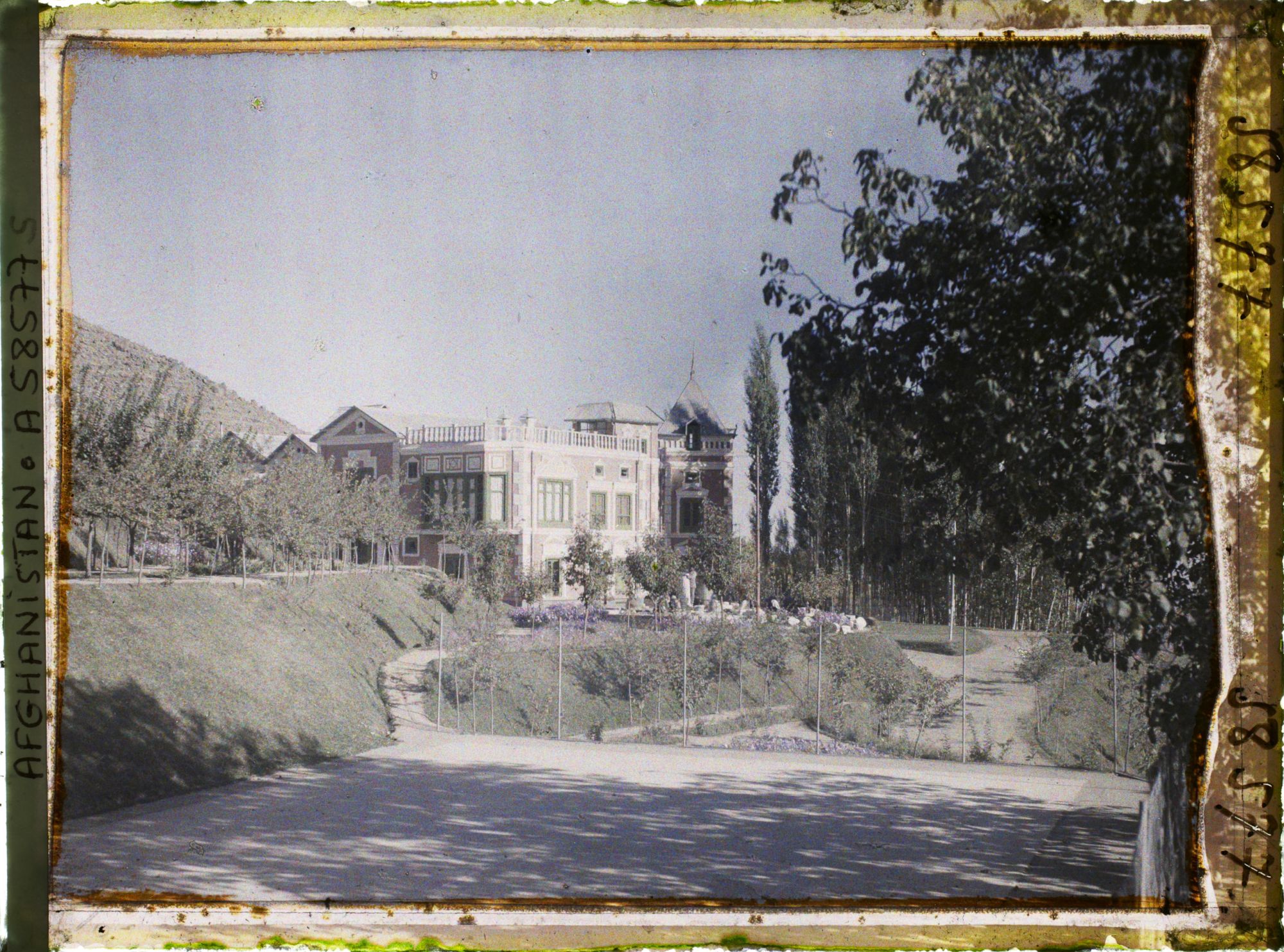 Image représentant Dans le Jardin du Palais royal (Bâlâ Bâgh,"jardin d'en haut"), le Palais royal, " haremserai ", l'habitation privée du roi Amânullah