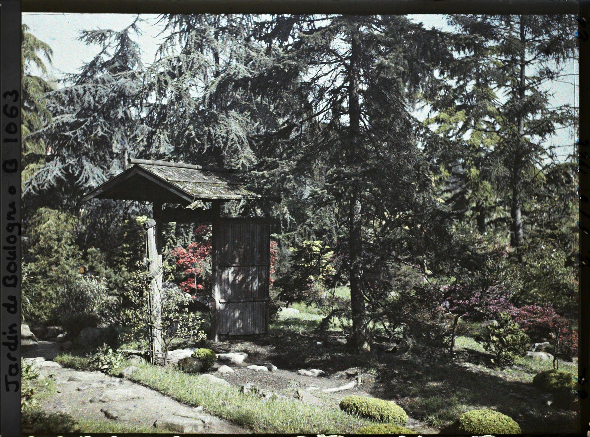 Image représentant Porte et paysage du " village japonais " en limite du " sanctuaire japonais "